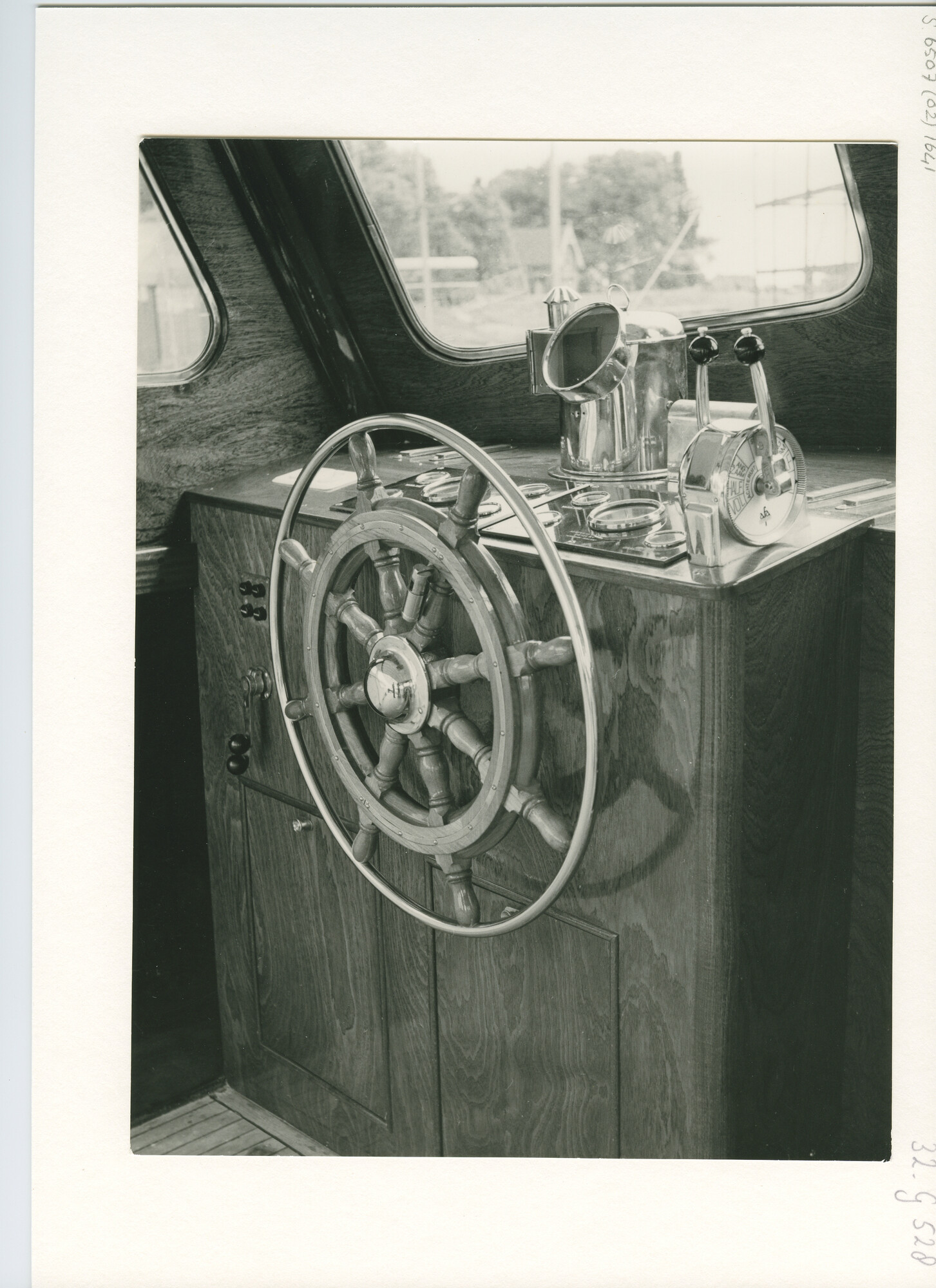 S.6507(02)1641.05; Zwart-wit foto van het motorjacht Twin Rivers; foto