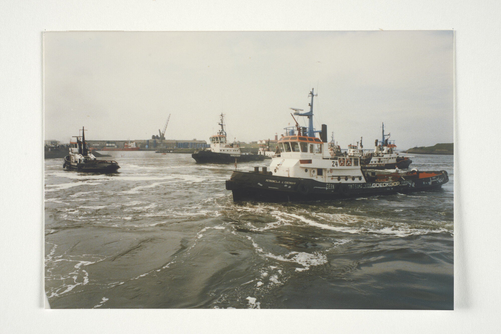 2001.1687; Protest bij het Havengebouw in Amterdam door het personeel van Goedkoop [...]; fotoreportage