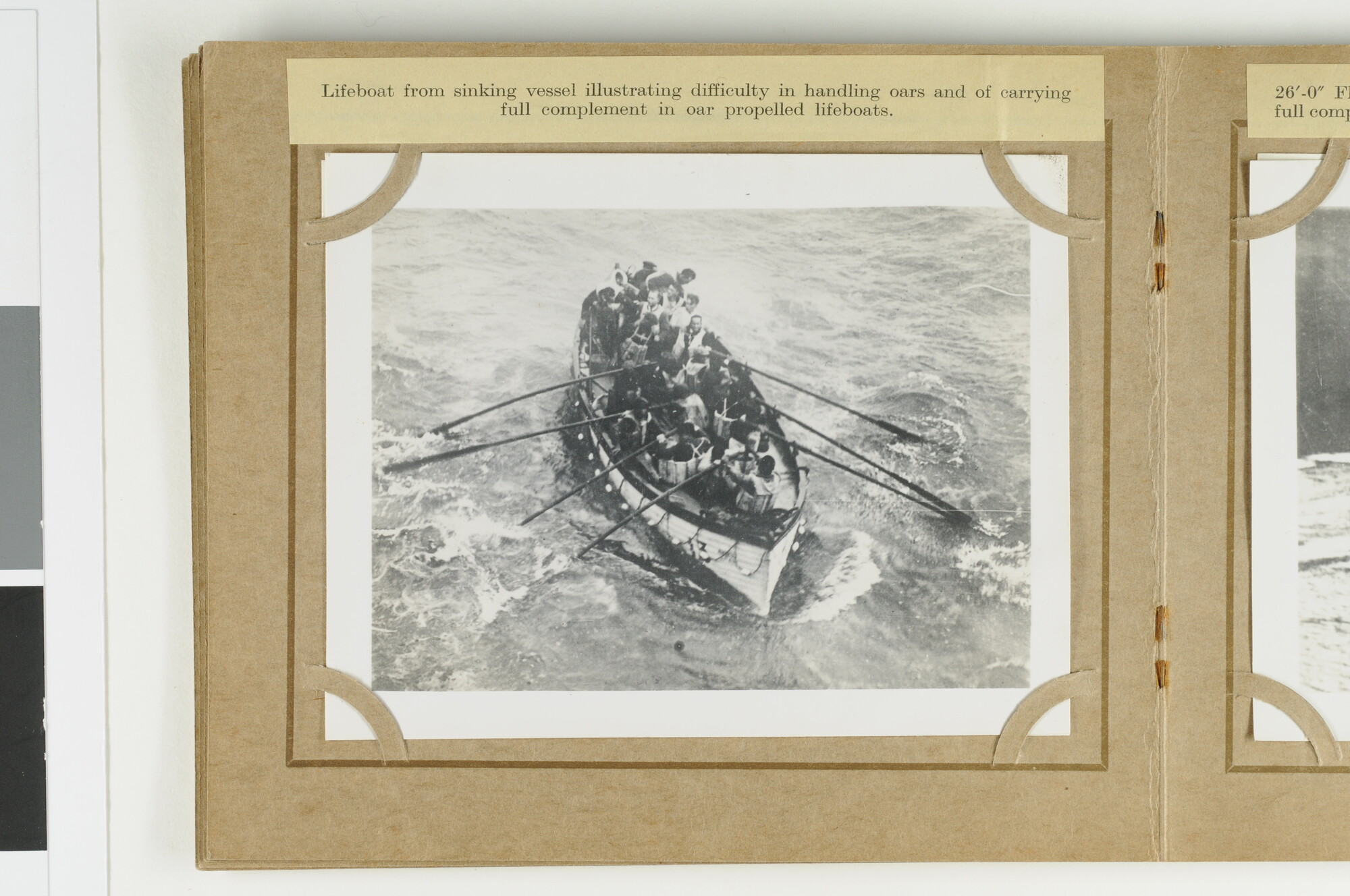 S.5647(146)a; Klein mapje met foto's over het gebruik en de voordelen van Flemming Hand Propelled Lifeboats; fotoalbum