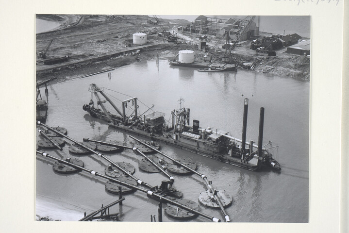 S.5219(12)0419; Luchtfoto's van de cutterzuiger 'Gouda' van Zanen Verstoep NV., gebouwd op de dwarshelling van de ASM; fotoreportage