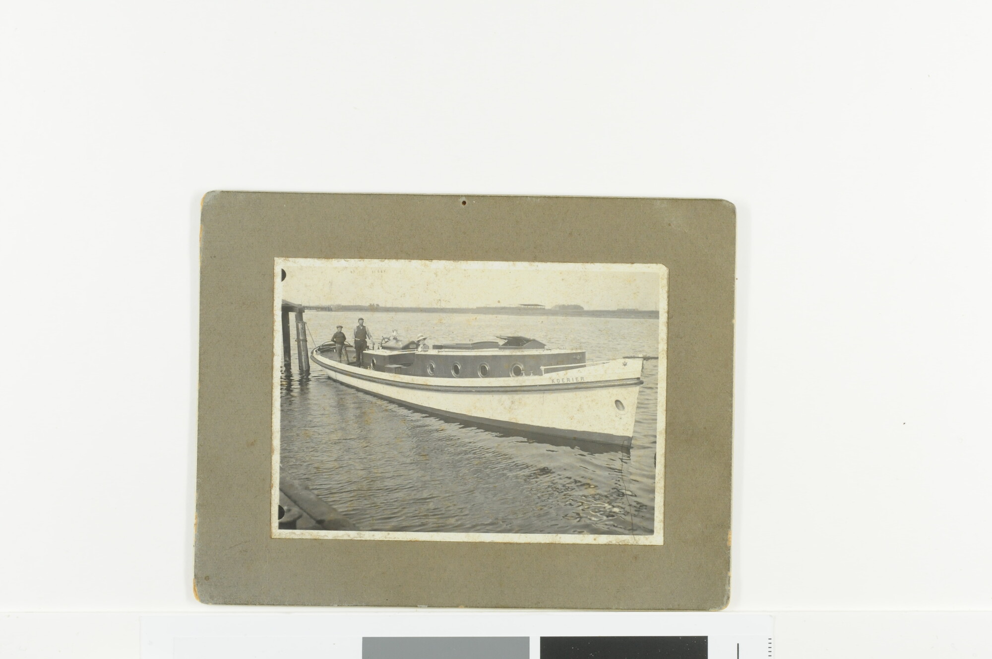 S.7166(32); Het motorjacht 'Koerier'; foto