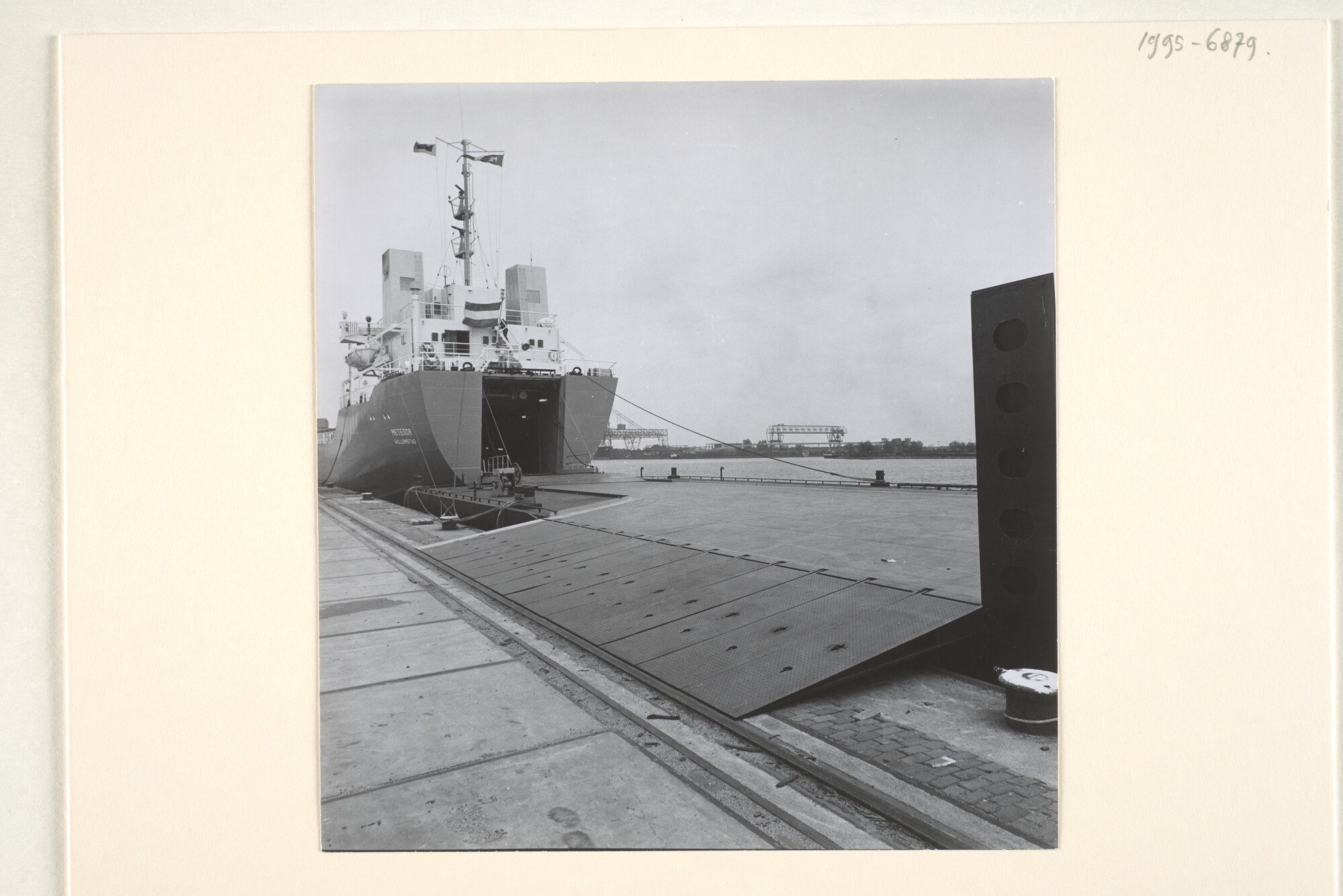 1995.6879; Foto's van het gebruik van een ponton en het lossen van containers uit het containerschip ms. Meteoor van Meteoor Shipping; fotoreportage