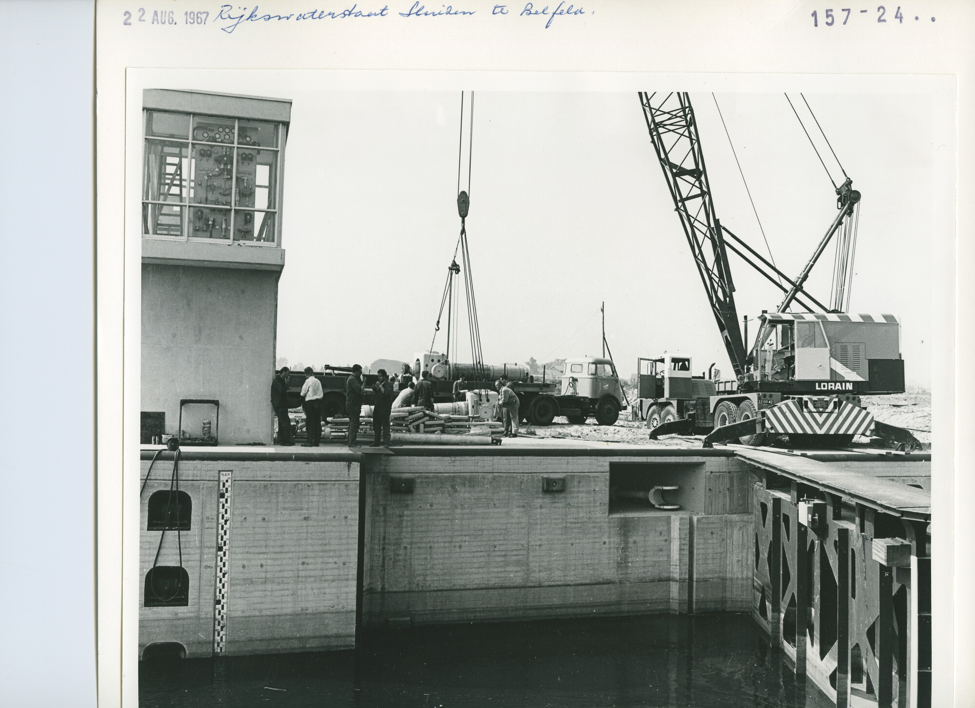 S.5444(4775)07; Foto van de installatie van de hydraulische deurbeweging voor de sluizen bij Belfeld; foto