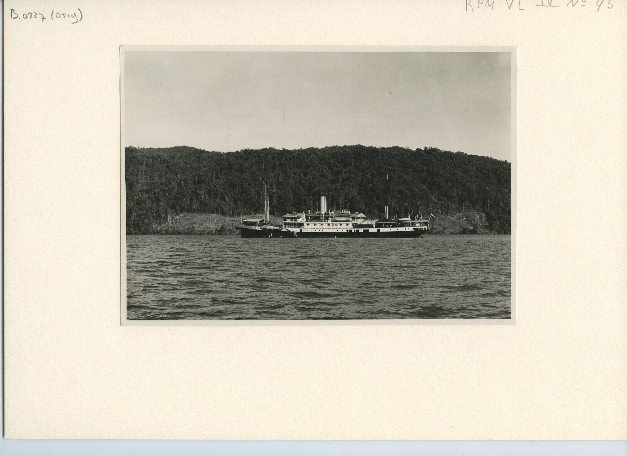 B.0227(0519); Foto van ss. Van Goens van de KPM voor anker liggend in de baai van Kolonedale (Celebes); foto