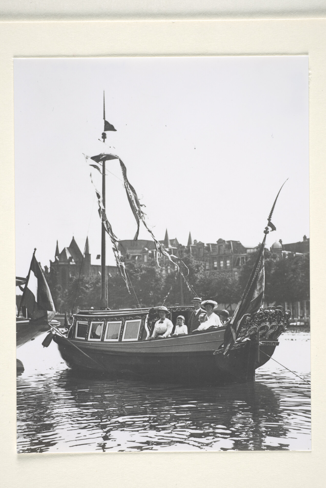 1997.1833; Het trekjacht van de familie Crone, met aan boord de familie Crone op de Amstel in Amsterdam; foto