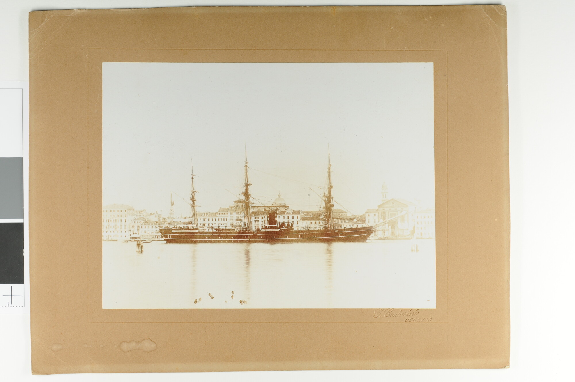 S.3450(01); Het fregat Hr.Ms. 'Van Speyk' afgemeerd in Venetië; foto
