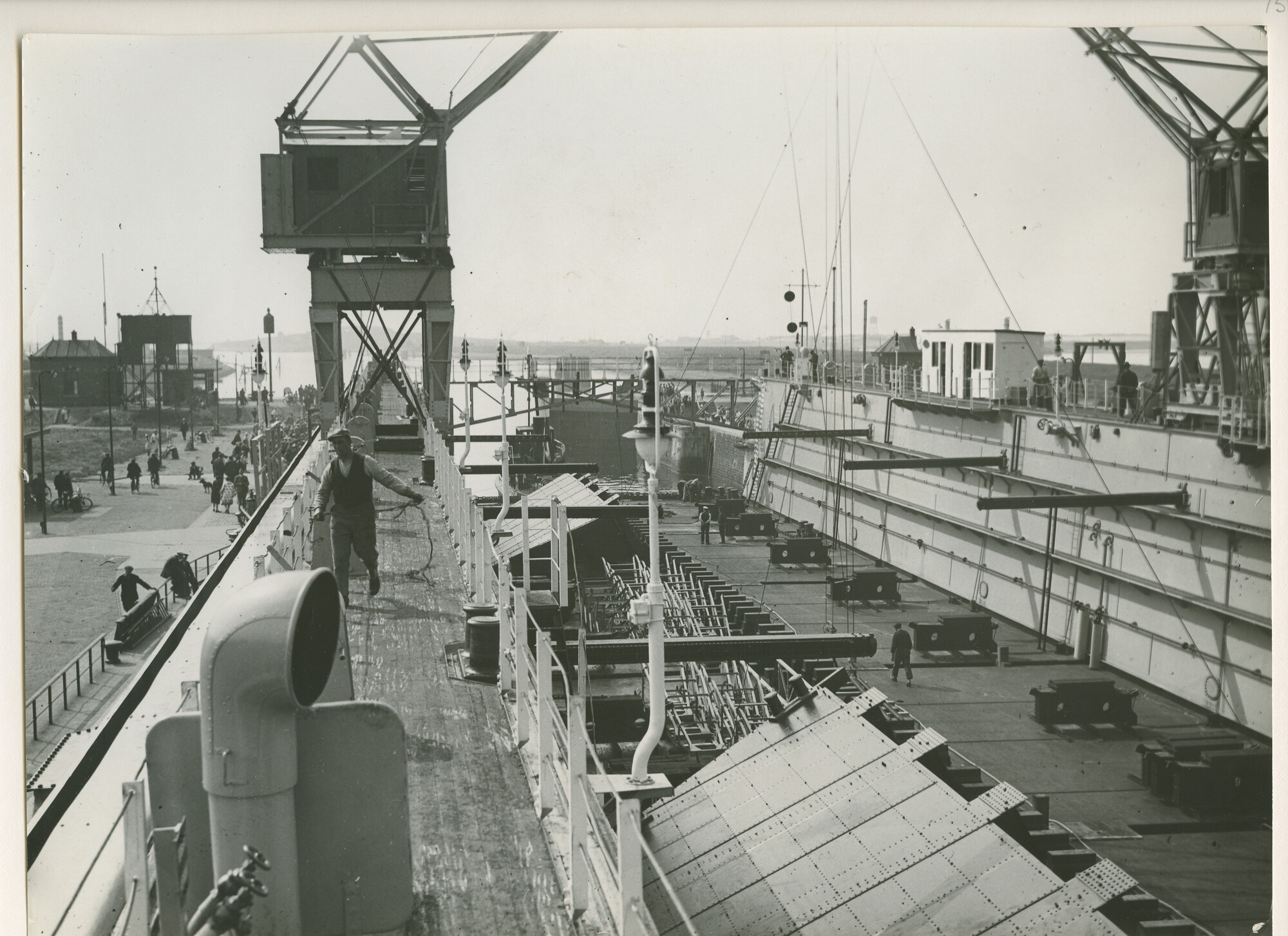 S.5444(0789)2; Foto van het drijvend droogdok Julianadok in een sluis bij IJmuiden; foto