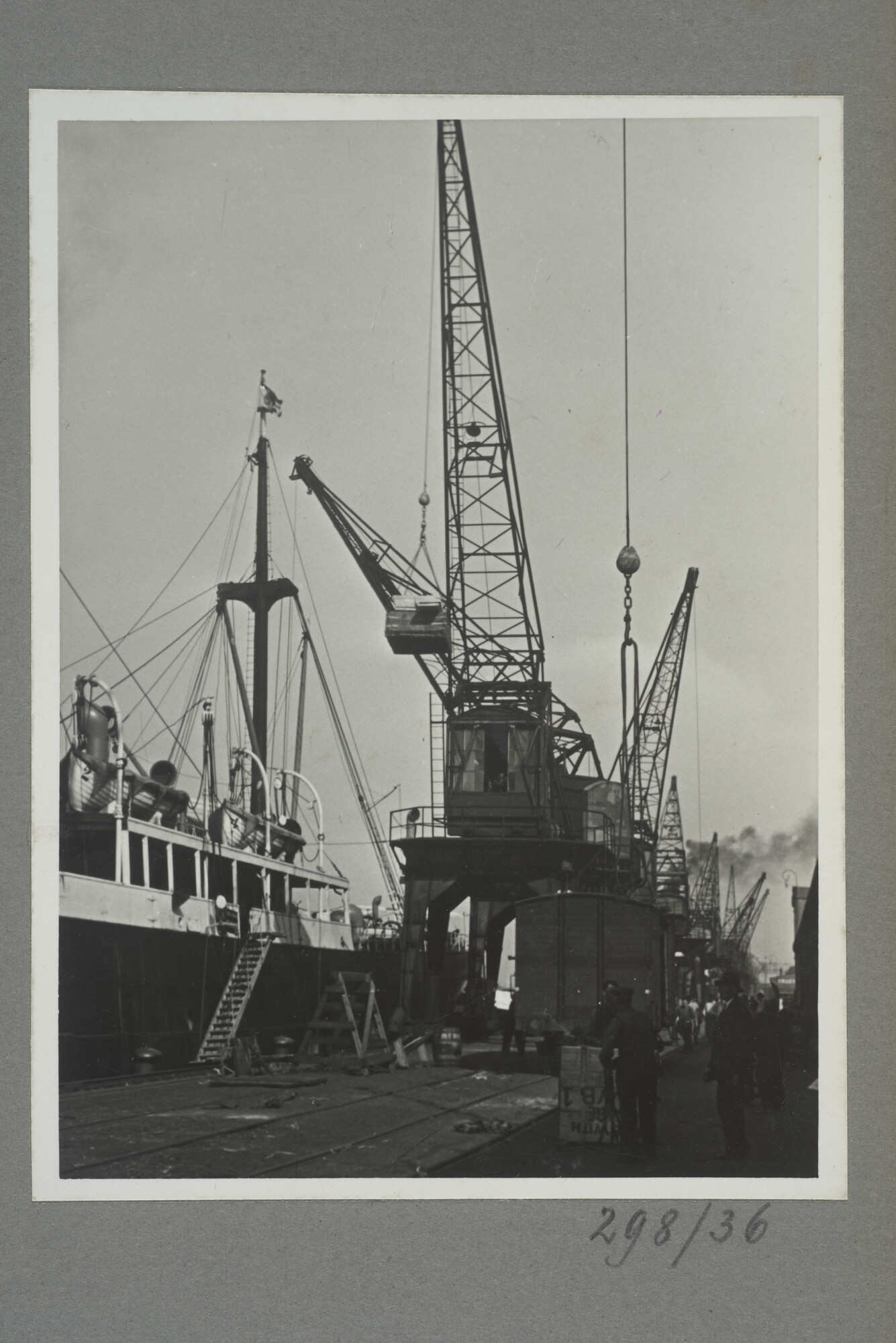 1998.2177; Omslag/ album met een grote hoeveelheid proeffoto's gemaakt door mw. A.M. Wolff-Koller in opdracht van de Gemeente Handelsinrichtingen in Amsterdam; omslag