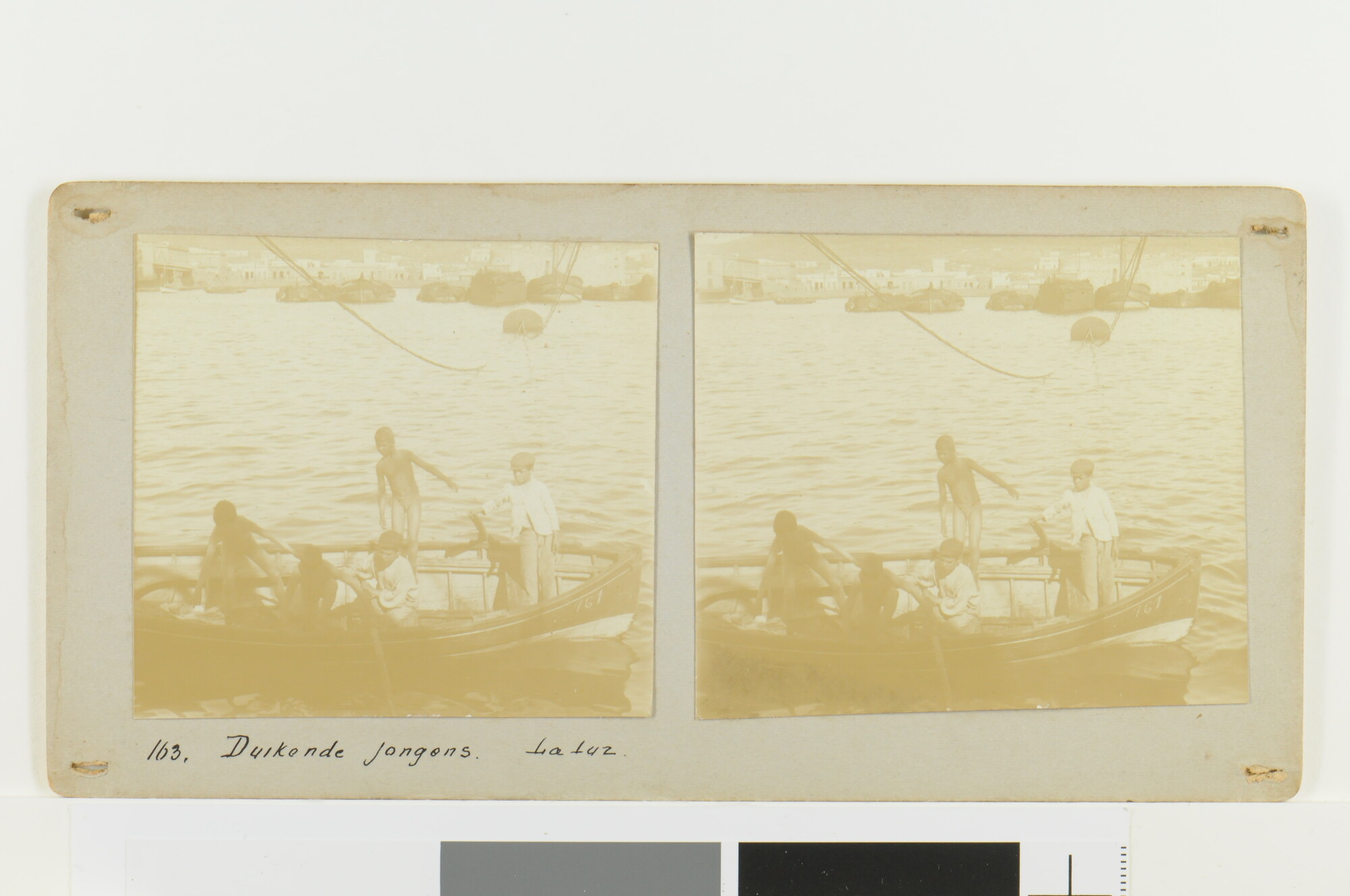 S.4834(01)65; Eén van een set van twee stereofoto's van duikende jongens in de haven van La Luz; foto