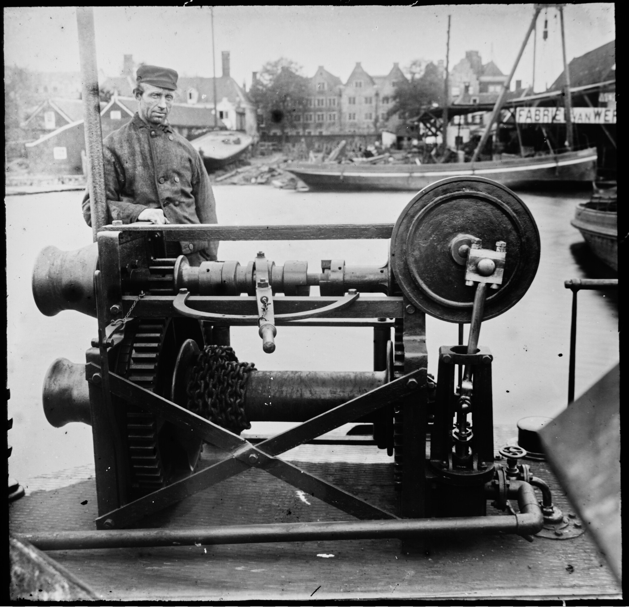 S.1156(06)085; Lantaarnplaatje van schipper Aart Visser staande bij de stoomlier voor de baggermolen Onderneming II; lantaarnplaatje