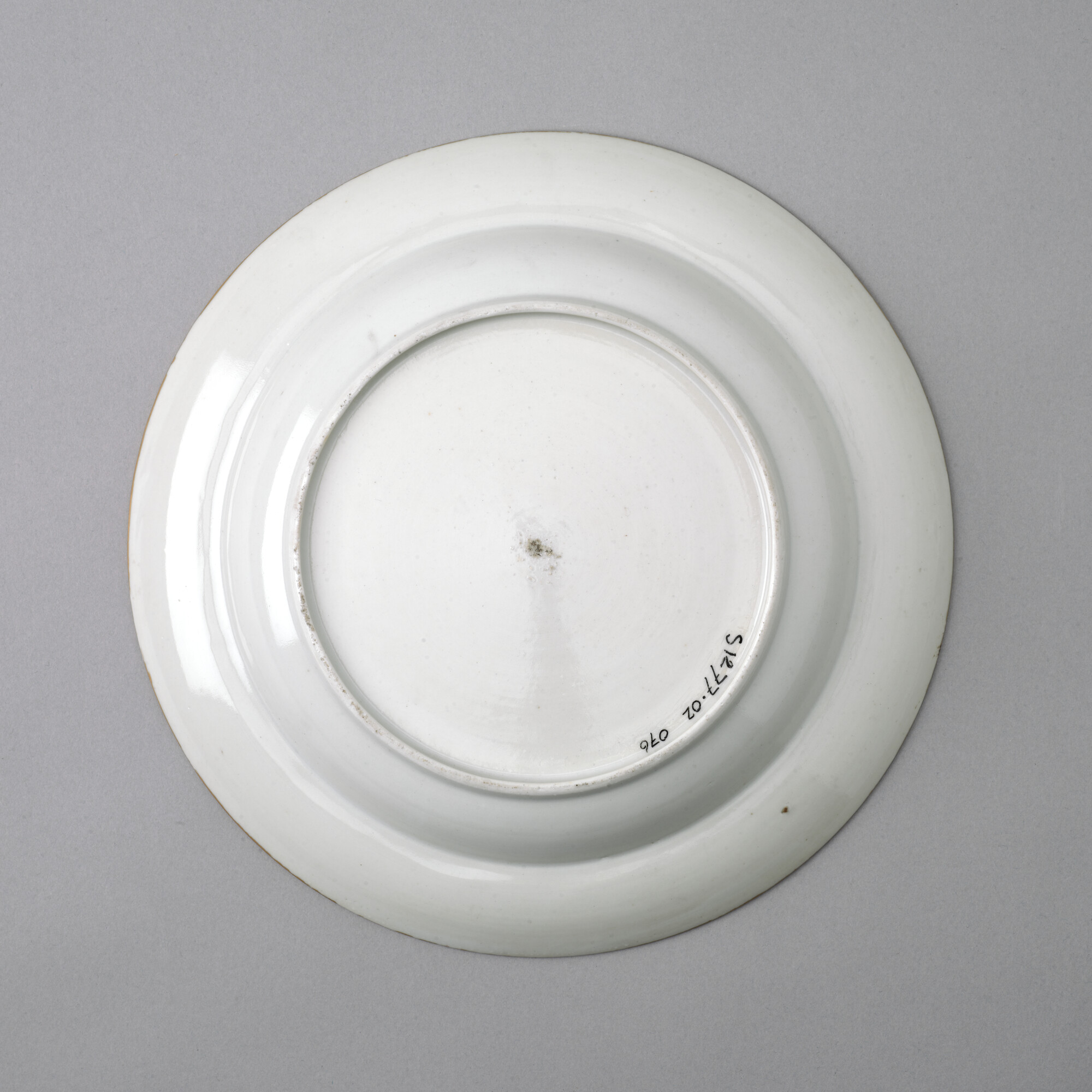 S.1277(02)76; Diep bord gedecoreerd met polychroom wapenschild; diep bord