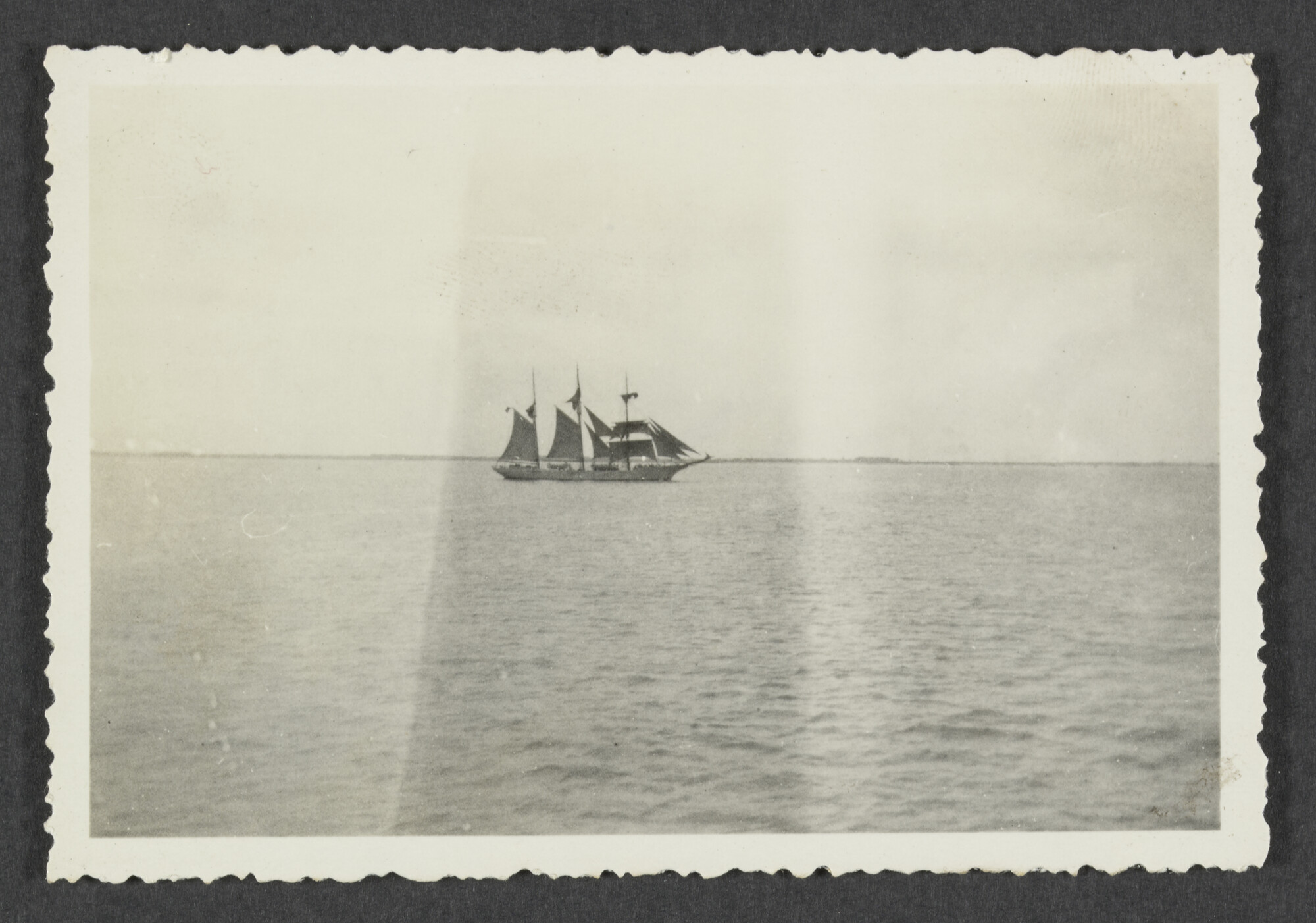 2024.3846; Zwart-wit foto van een driemaster op de Westerschelde; foto