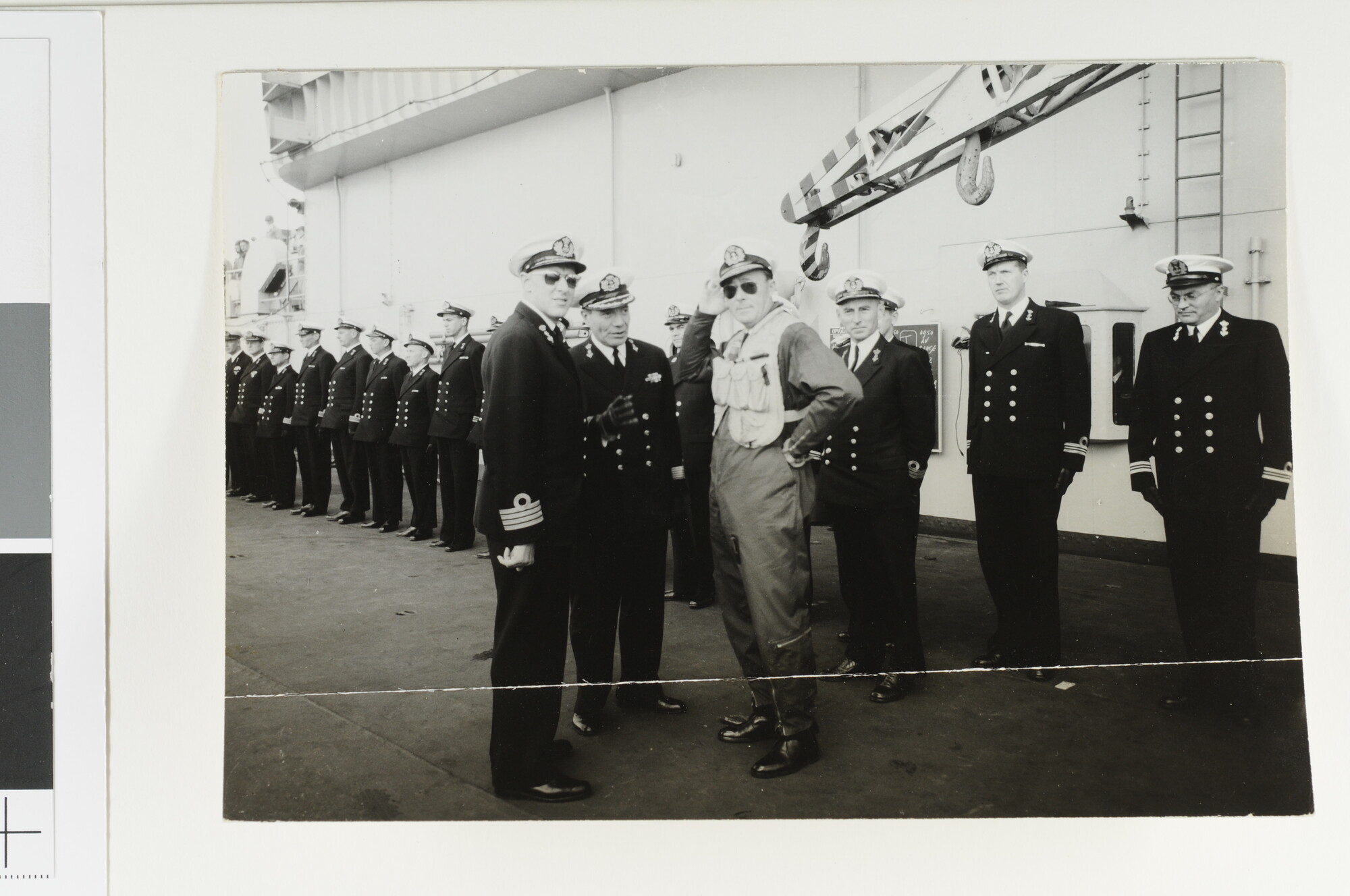 1993.0528; Prins Bernhard, in vliegerspak, op het vliegdek van de Hr.Ms. Karel Doorman; foto