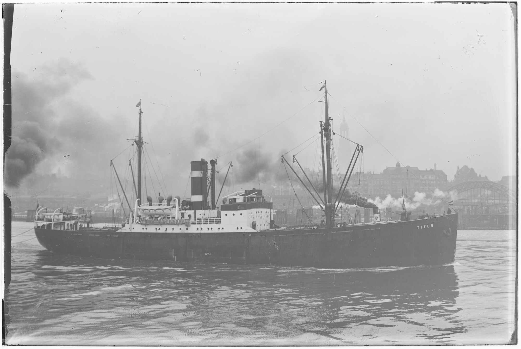 2018.1736; Glasnegatief van het vrachtschip Titus (Nederlands, 1930); glasnegatief