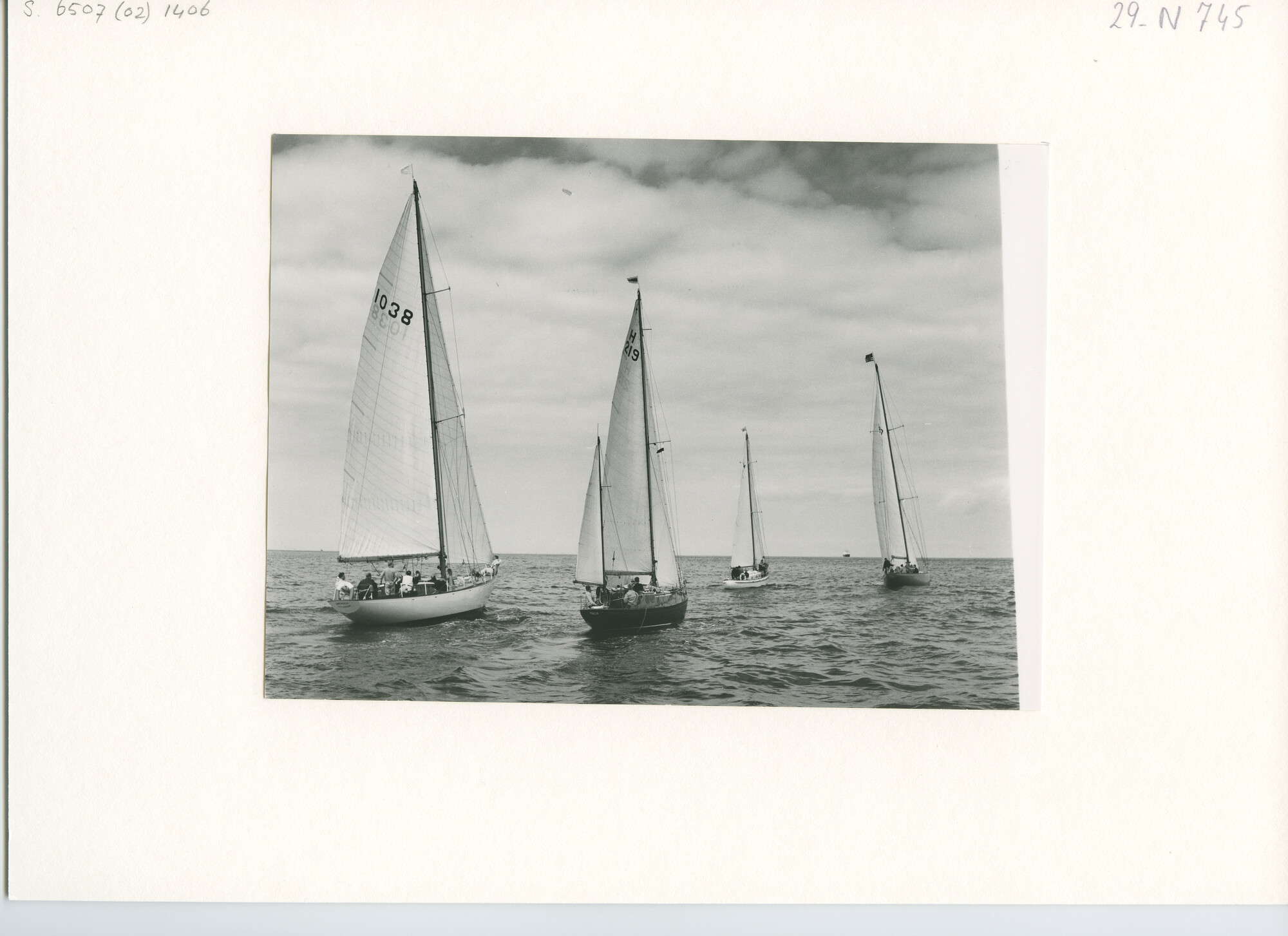 S.6507(02)1406.03; Zwart-wit foto van de start van de Hoek van Holland-Harwich-race 1960 bij lichte wind; foto