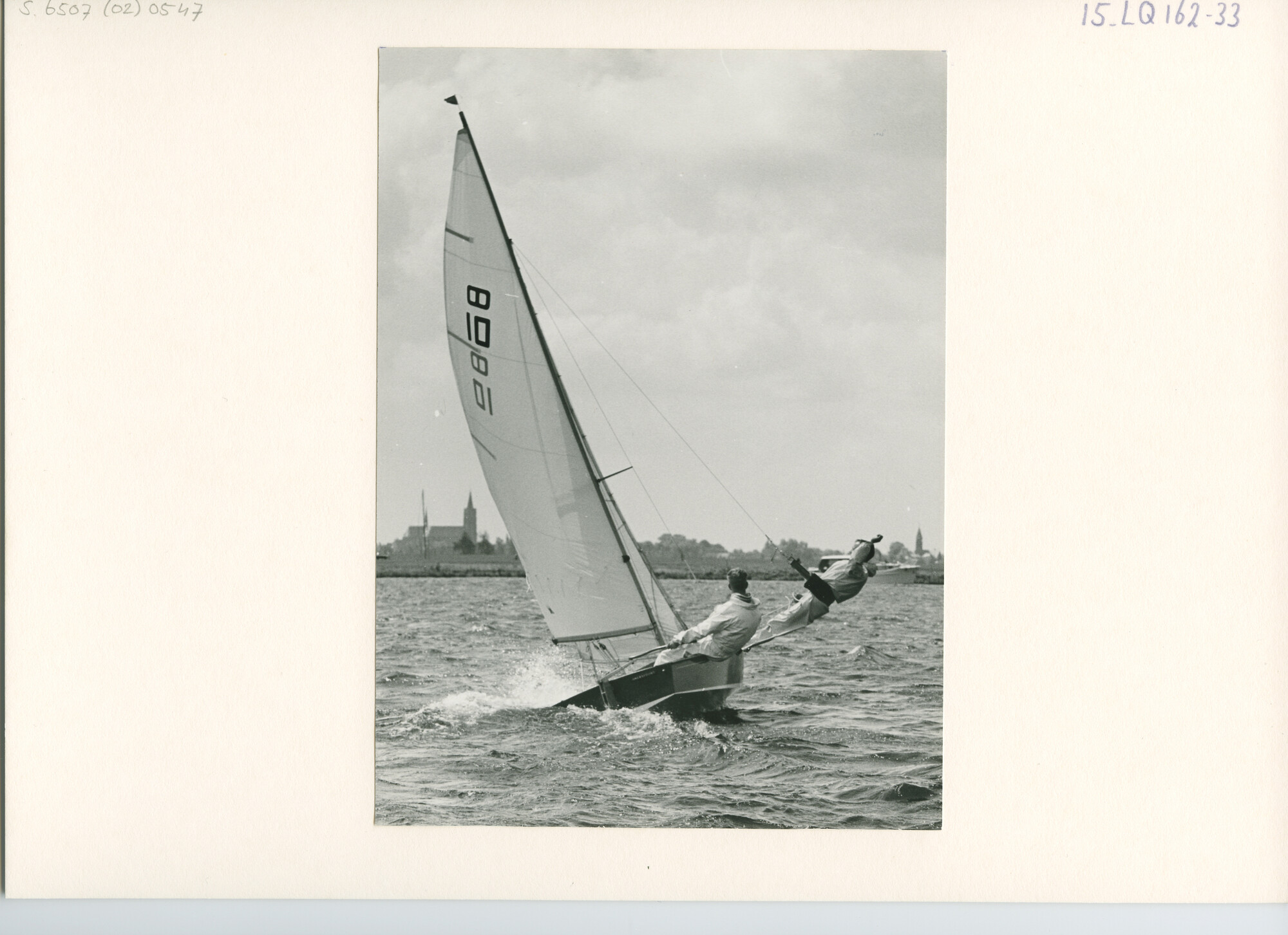 S.6507(02)0547.02; Zwart-wit foto van de Schakel-klasse voor het eerst aan de start tijdens een Kaagweek; foto