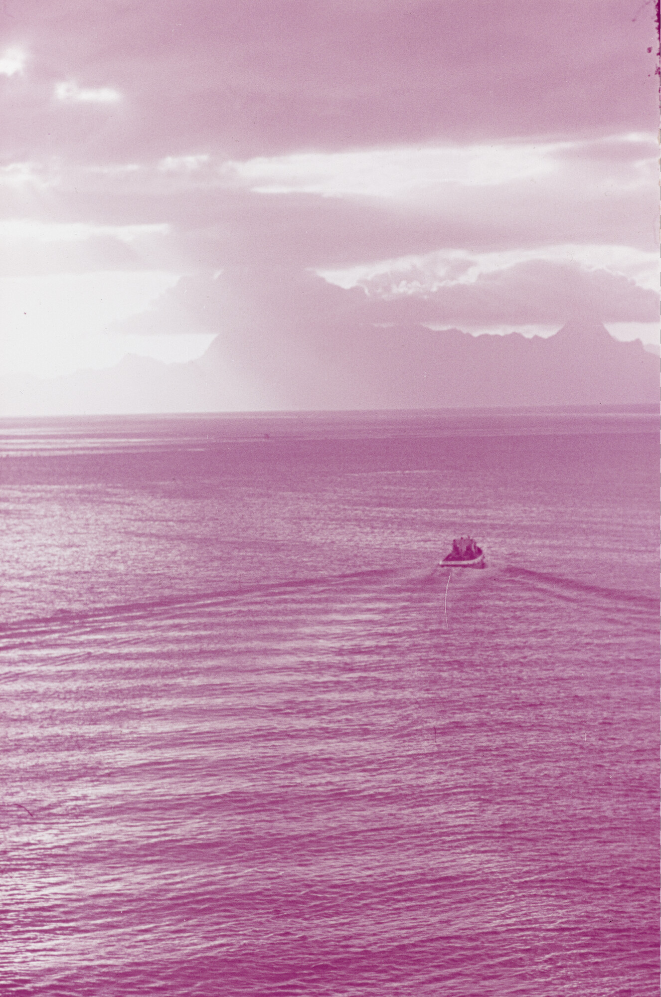 2015.0674; Dia van een bootje op zee; diapositief