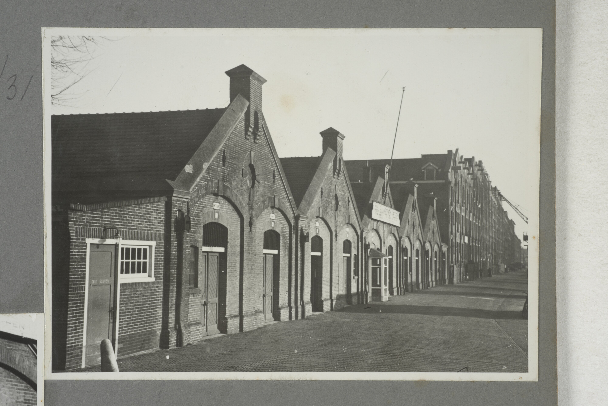1998.2177; Omslag/ album met een grote hoeveelheid proeffoto's gemaakt door mw. A.M. Wolff-Koller in opdracht van de Gemeente Handelsinrichtingen in Amsterdam; omslag