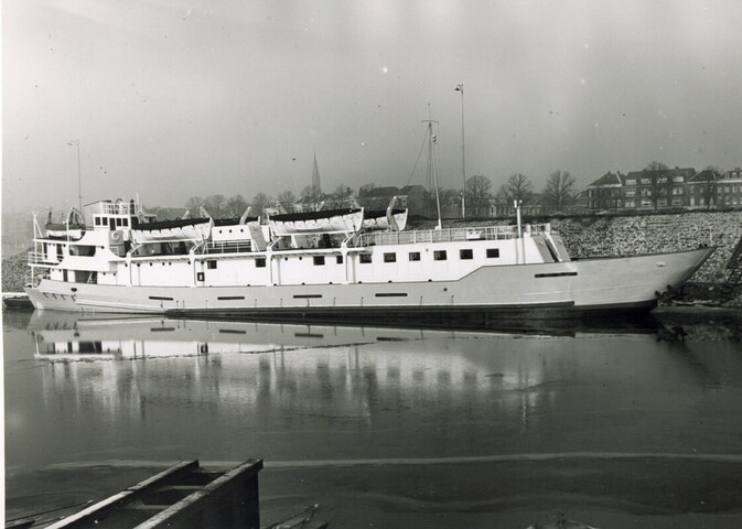 S.5219(12)0706; Het passagiersschip (vluchtschip) Willem I (ex- LCT 443) met als vast ligplaats Numansdorp, in het werfbassin van de ASM-werf te Arnhem; foto