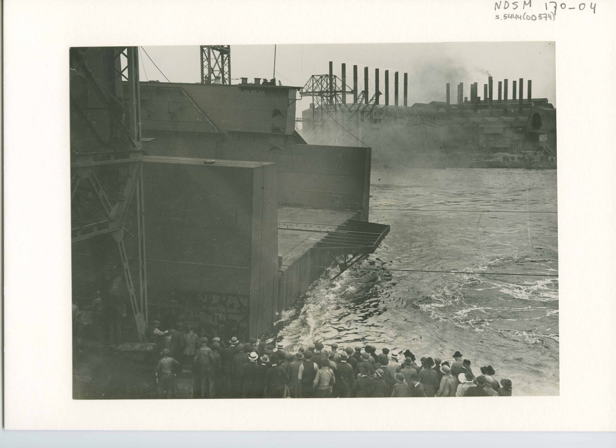 S.5444(0574); Foto van de tewaterlating van het drijvend droogdok Hendrikdok; foto