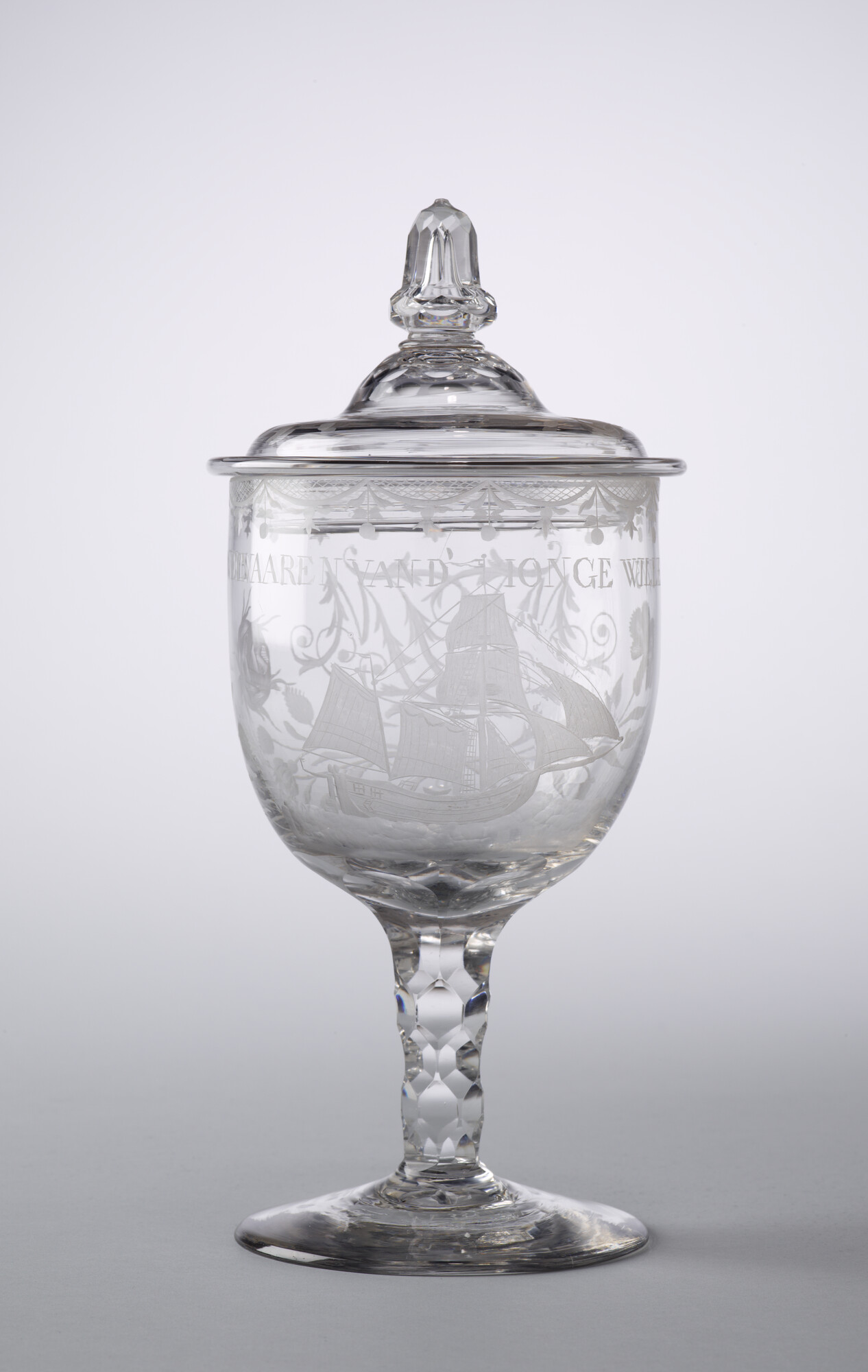 A.3356; Dekselbokaal met een radgravure van de galjoot de "Jonge Willem"; drinkglas