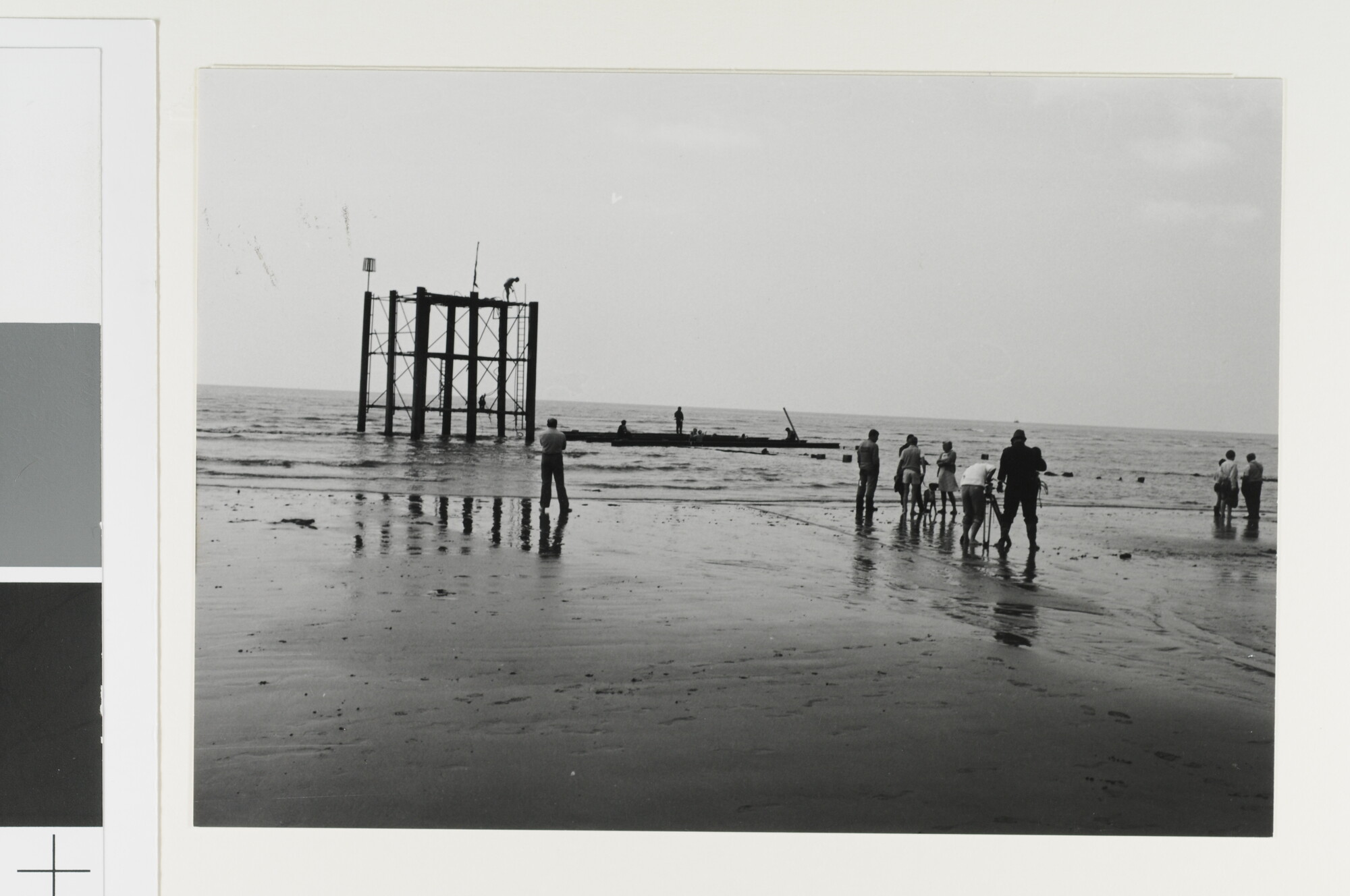 1993.1065; Het wrak van het VOC-schip 'Amsterdam' op de kust van Hastings; foto