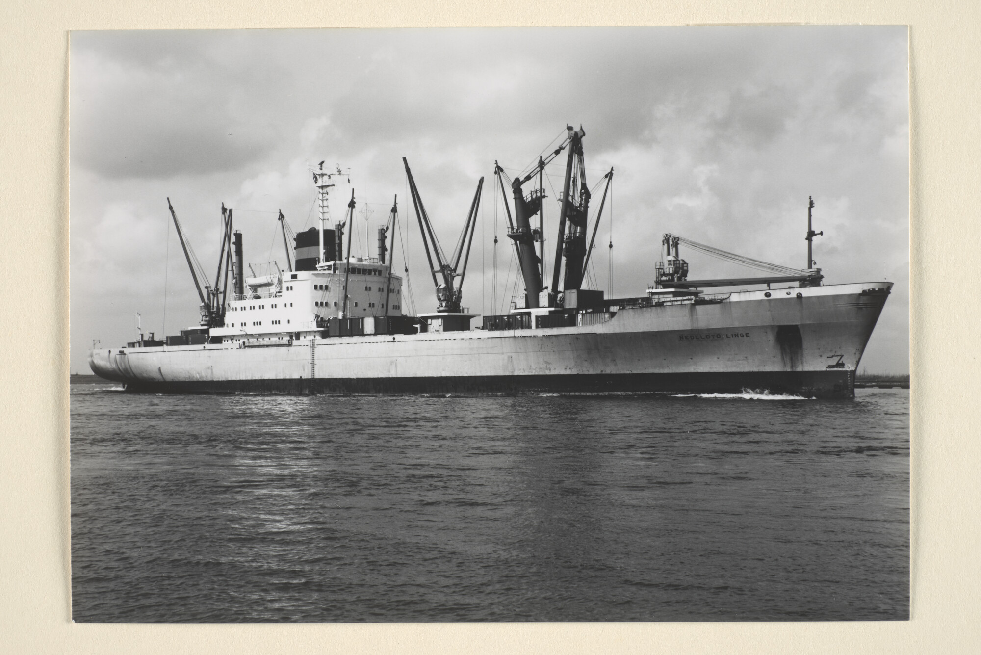 1996.1280; Het vrachtschip ms. Nedlloyd Linge (ex- Neder Linge van de Stoomvaart Maatschappij Nederland) van Nedlloyd Lijnen varende op de Nieuwe Waterweg; foto