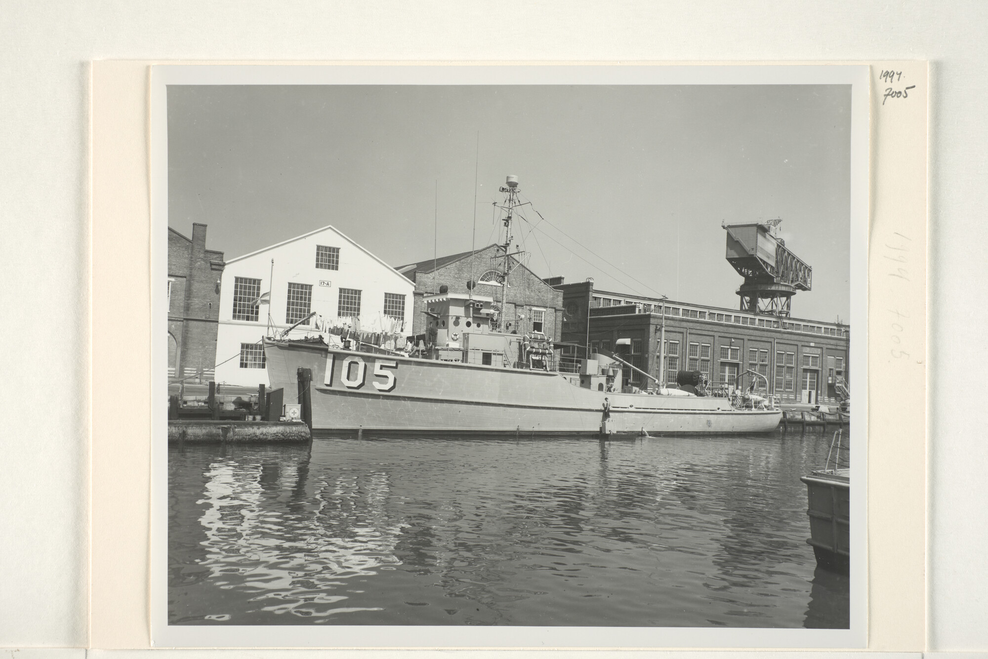 1994.7005; De kustmijnenveger Hr.Ms. Beemster afgemeerd aan de kade van de Norfolk Navy Yard; foto