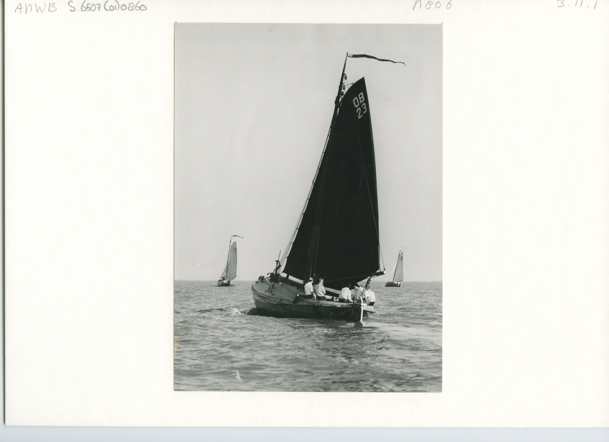 S.6507(01)0860; Platbodemjachten tijdens de 100 mijl-wedstrijd op het IJsselmeer, georganiseerd door de Nederlands Vereniging van Kustzeilers; foto