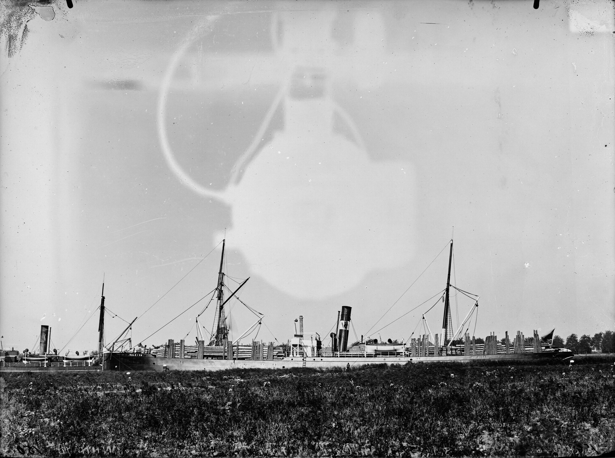S.1156(06)343-2; Glasnegatief van het schroefstoomschip Raleigh; negatief