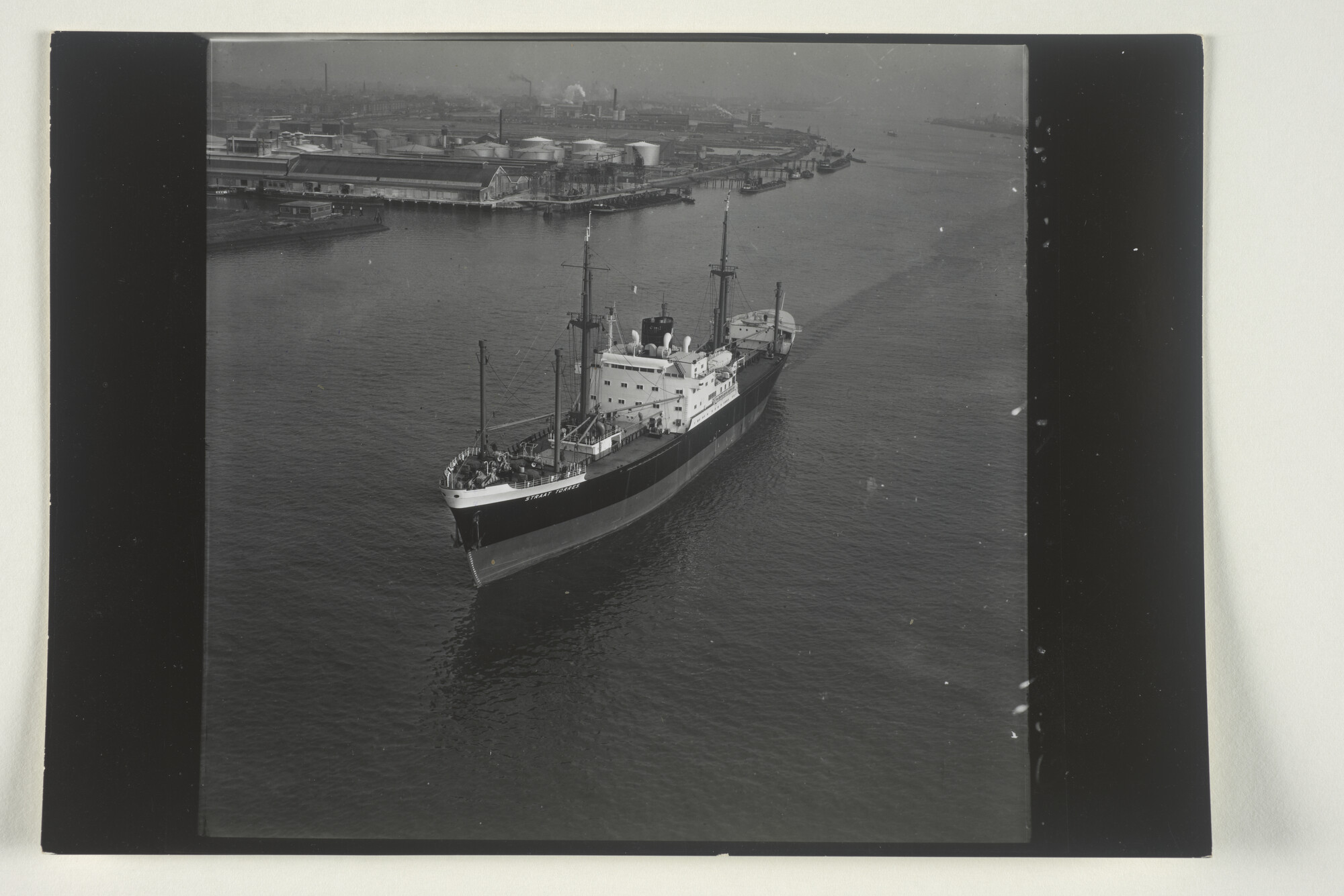 1999.3874; Luchtfoto van het vrachtschip ms. Straat Torres van de KJCPL; foto