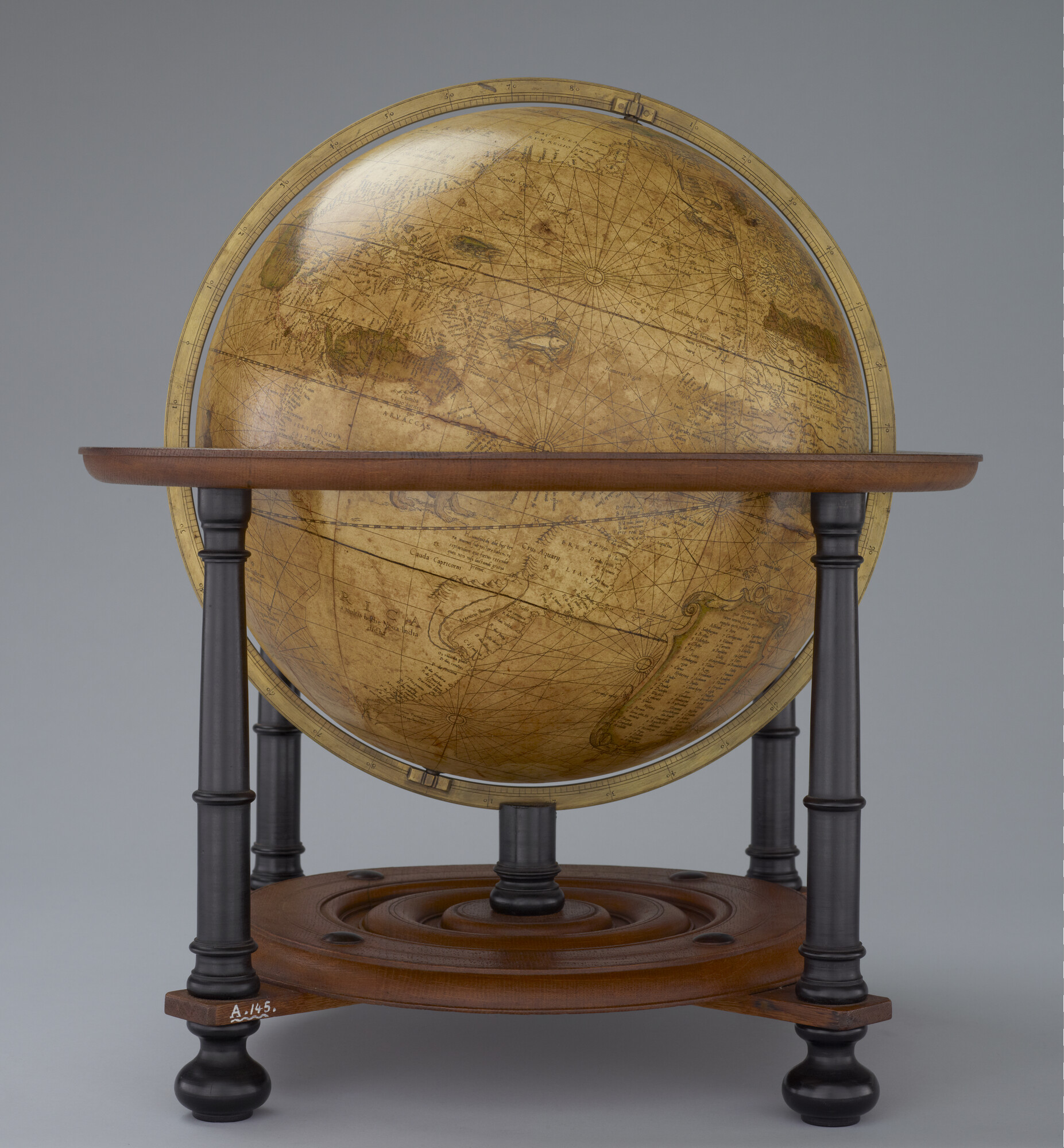 A.0145(025)01; Aardglobe van 42 cm. in doorsnede door Gerard Mercator, 1541, waarschijnlijk een facsimile editie uit 1875; globe