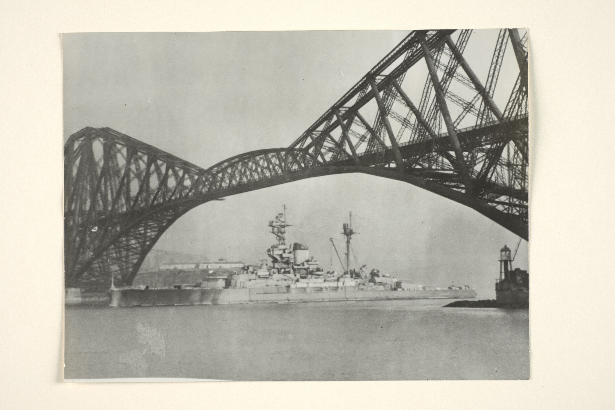 1995.1669; Het Britse slagschip HMS 'Royal Sovereign' stoomt onder Forth Bridge bij Firth of Forth op weg naar Rosyth; foto