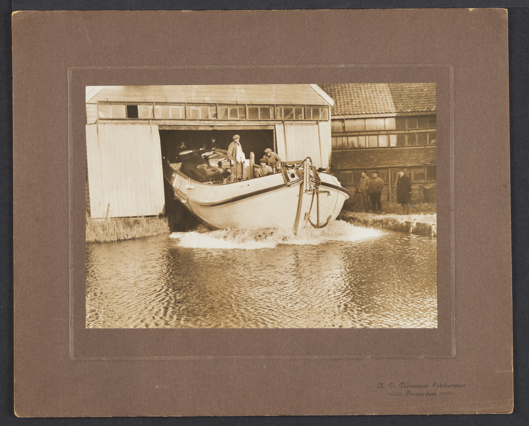2020.0476; Foto boeierjacht Maria na verlenging op werf Het Fort van G. de Vries Lentsch te Nieuwendam te water gelaten, circa 1930; foto