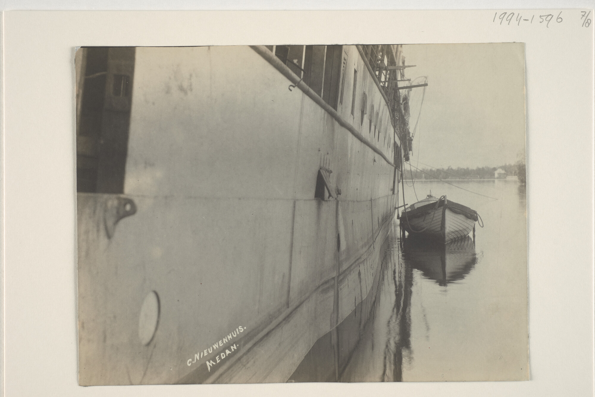 1994.1596; Schadefoto's van het ss. 'Pahud' na de ketelexplosie aan de steiger te Belawan-Deli, april 1908; fotoreportage