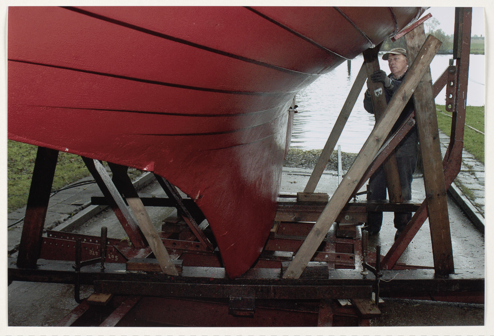 2012.0848; Kleurenfoto van het aanbrengen van een bok onder de Thor II bij scheepswerf Kroes in Kampen; foto