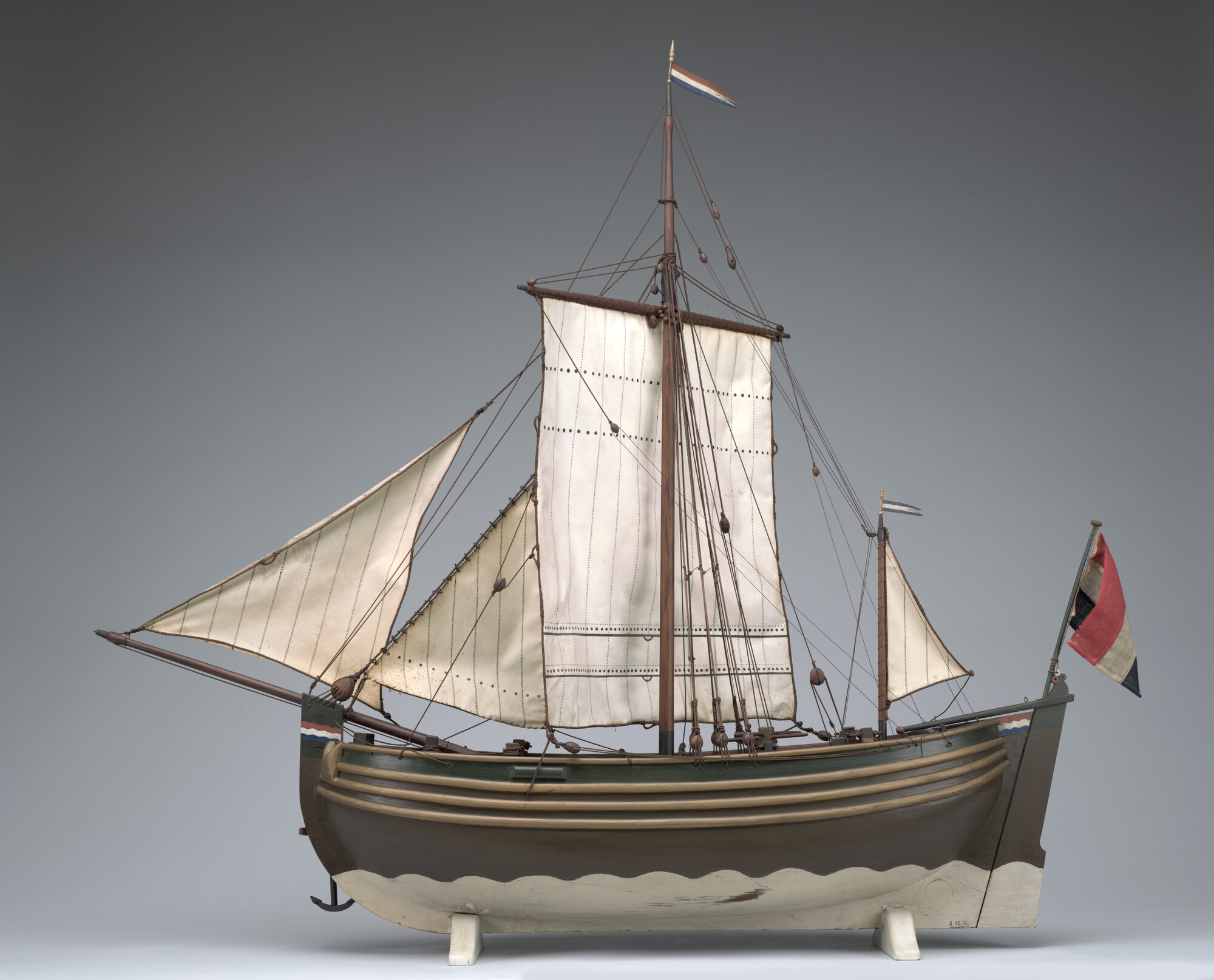 A.0043(02); Model van een zeventiende-eeuwse vishoeker; scheepsmodel