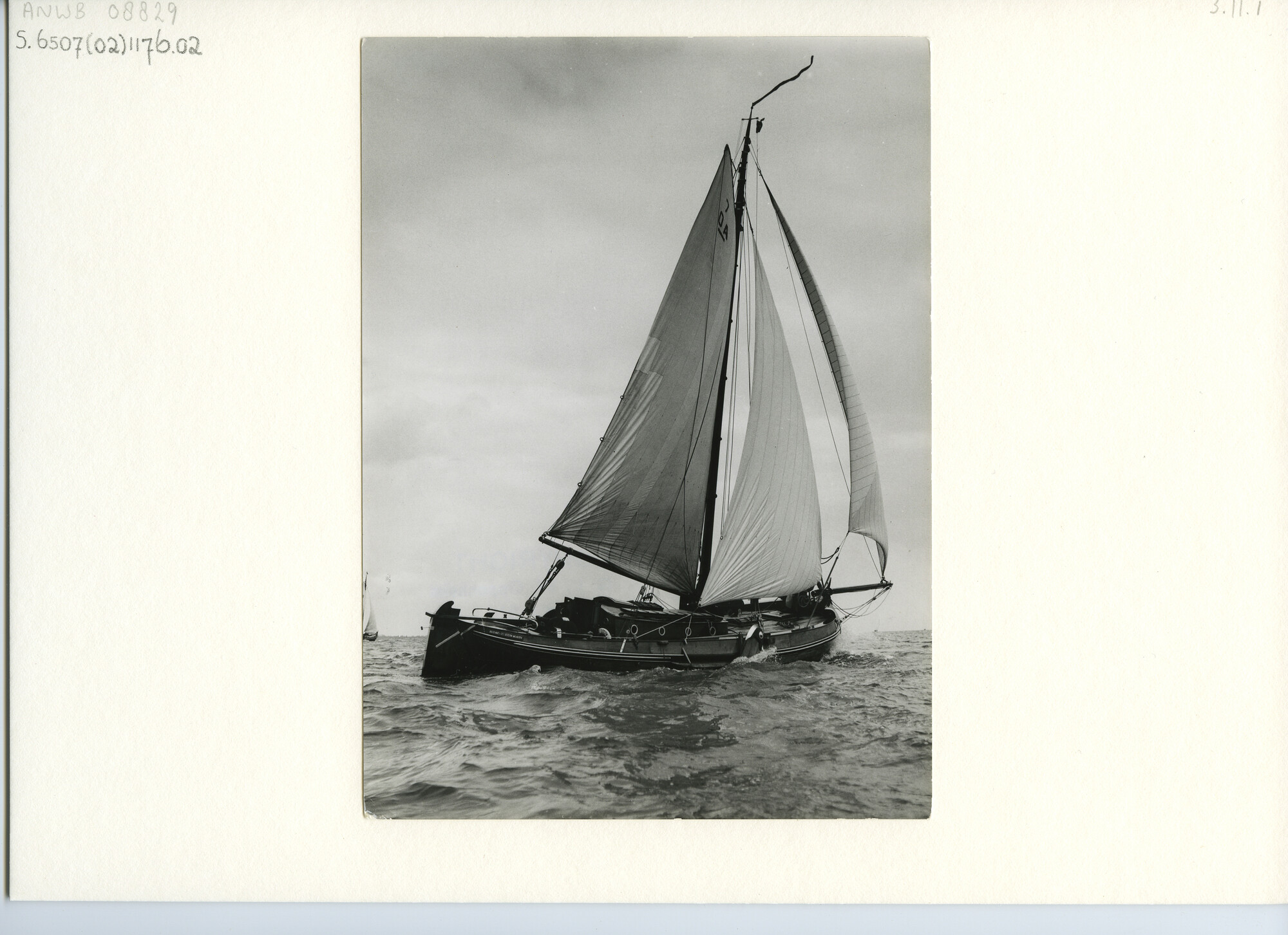 S.6507(02)1176.02; Zwart-wit foto van de botter Hollantsche Leeuw (7 OA) onder zeil tijdens de Hollandweek II; foto