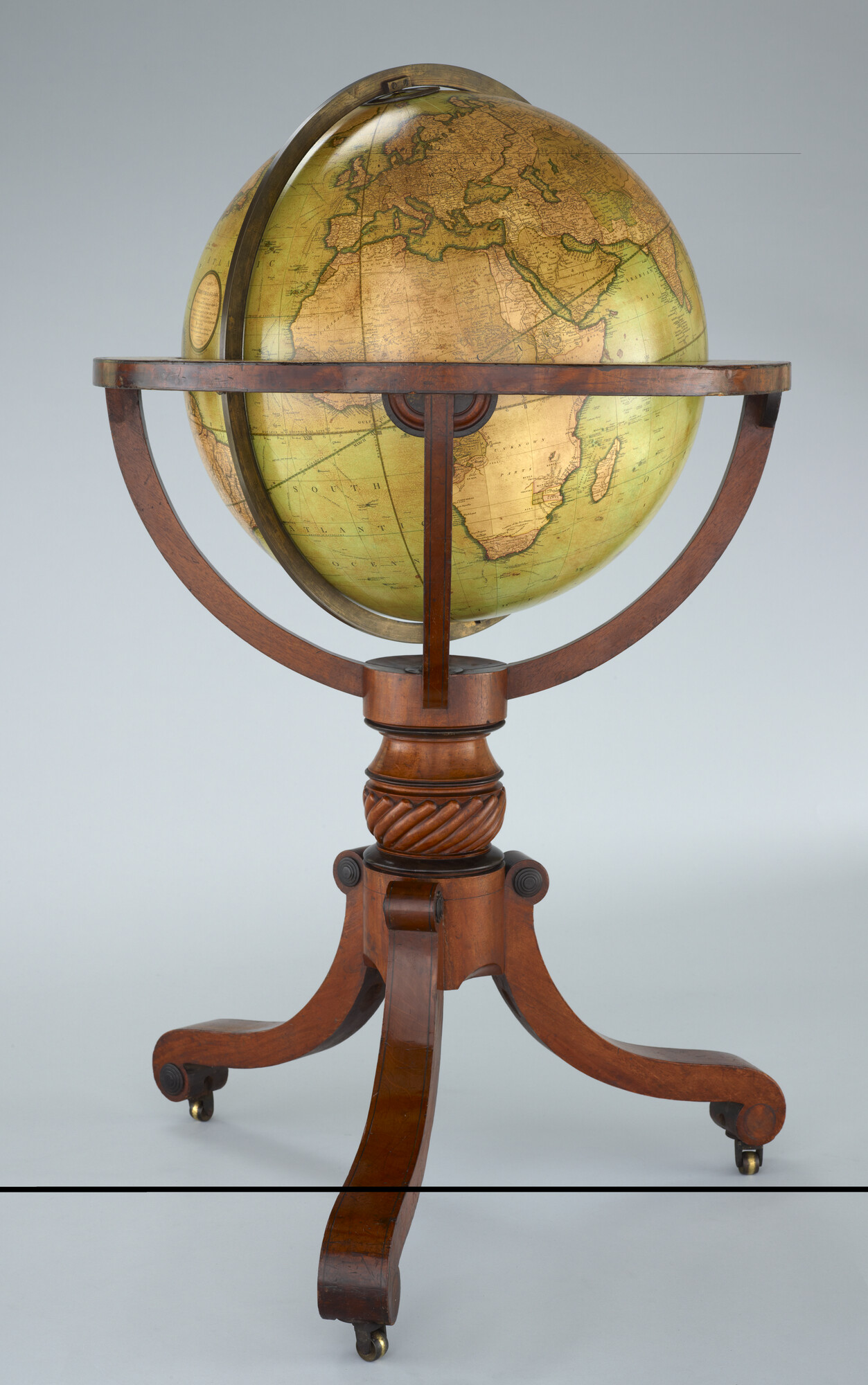 A.0145(025)14; Aardglobe van 53,5 cm. in doorsnede door John en William Cary, 1815, in de verbeterde uitgave van 1819; globe