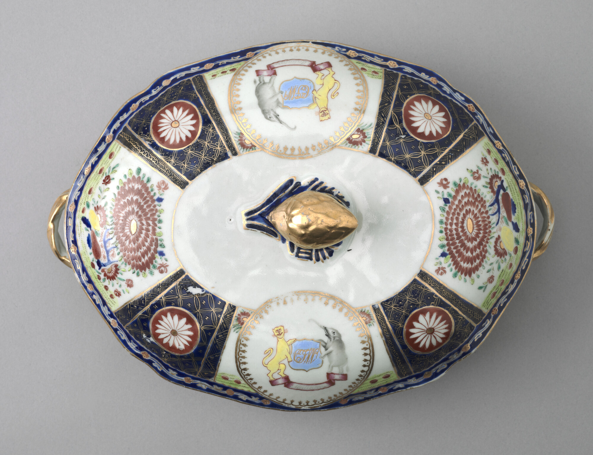 S.1277(02)01; Kleine ovale terrine met deksel, gedecoreerd met polychroom wapenschild; terrine