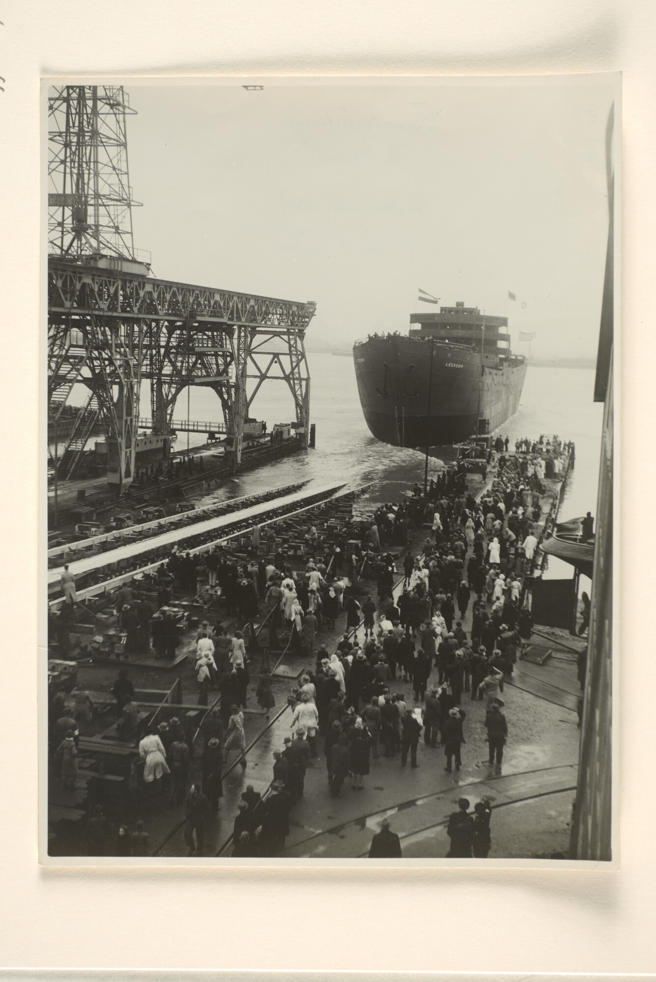 1996.0571; Foto's van de tewaterlating van het vrachtschip ms. 'Leersum' van de Stoomvaart Maatschappij 'Oostzee' bij de werf van P. Smit Jr; fotoreportage