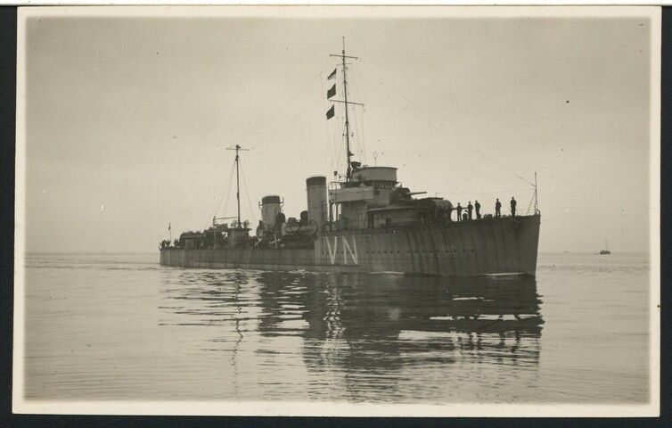 S.6281(28)2; De torpedobootjager Hr.Ms. 'Van Nes' ('VN') van de Admiralen-klasse op zee; prentbriefkaart