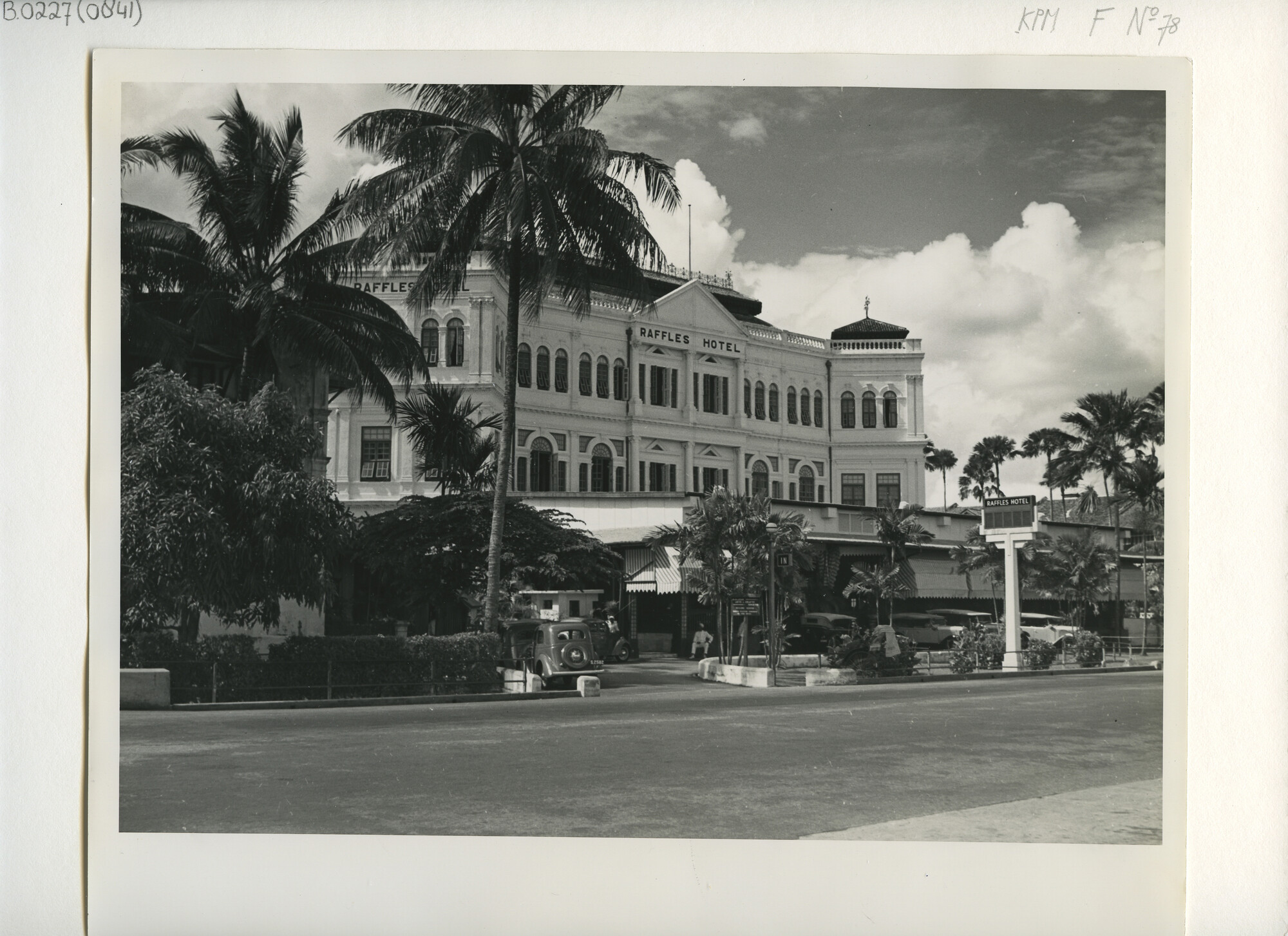 B.0227(0841); Straatgezicht: de voorzijde van het Raffles hotel te Singapore; foto