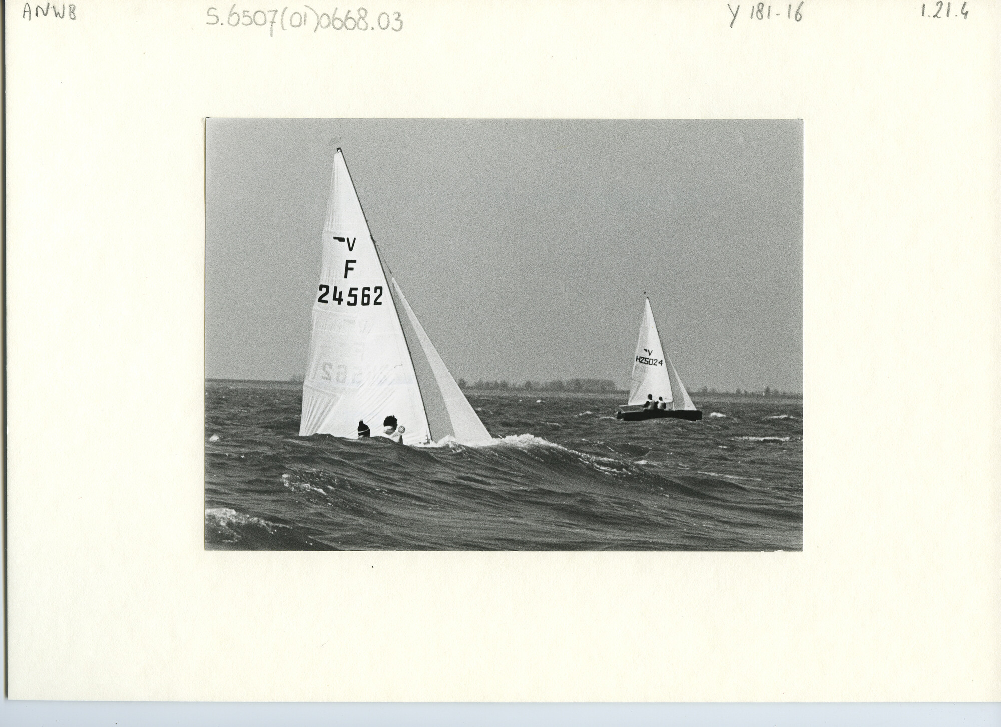 S.6507(01)0668.03; Foto van Vauriens bij flinke bries op het IJsselmeer voor Medemblik; foto