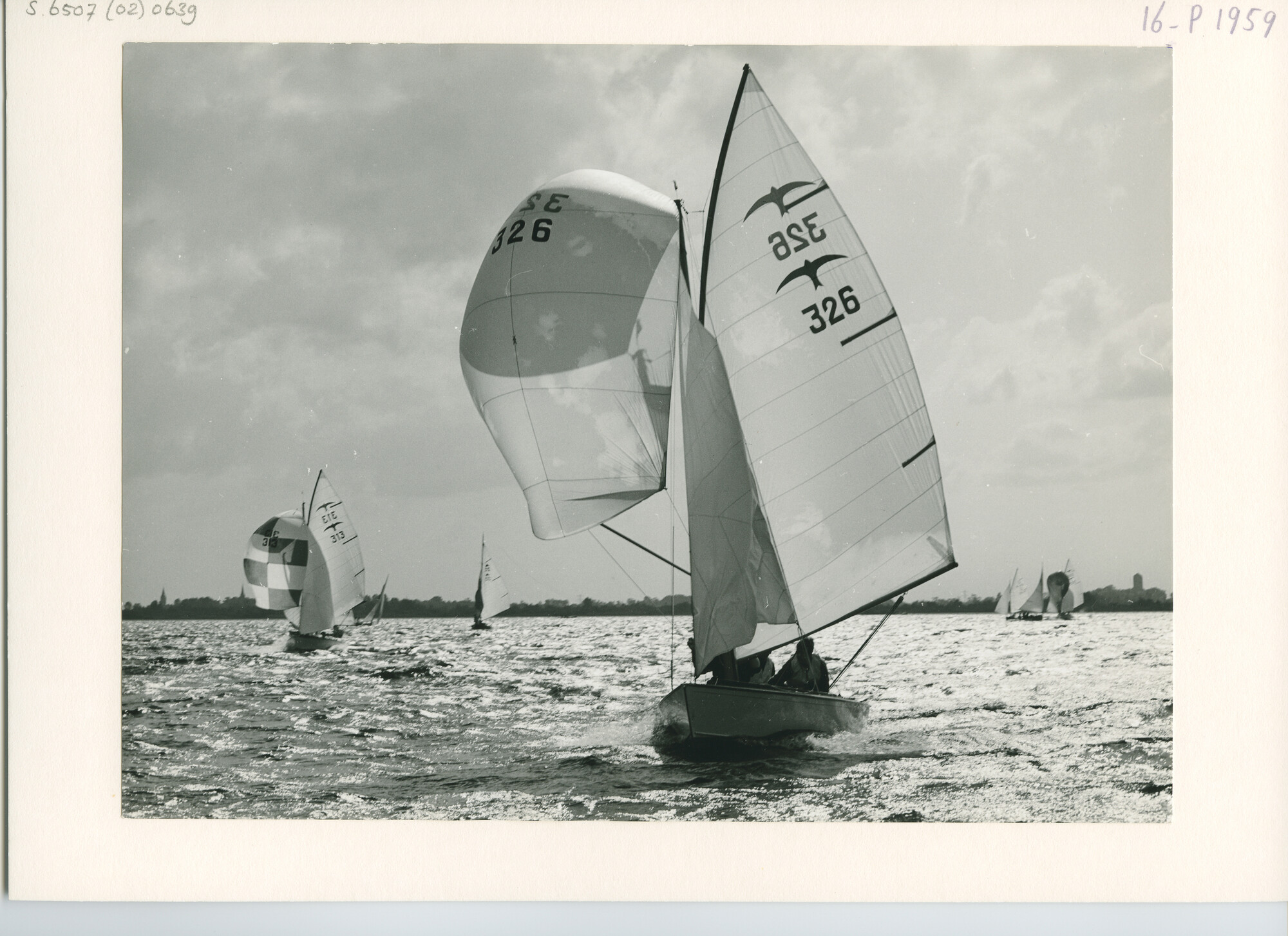 S.6507(02)0639.03; Zwart-wit foto van de Nieuw-Loosdrechtweek 1962: de Valkenklasse; foto