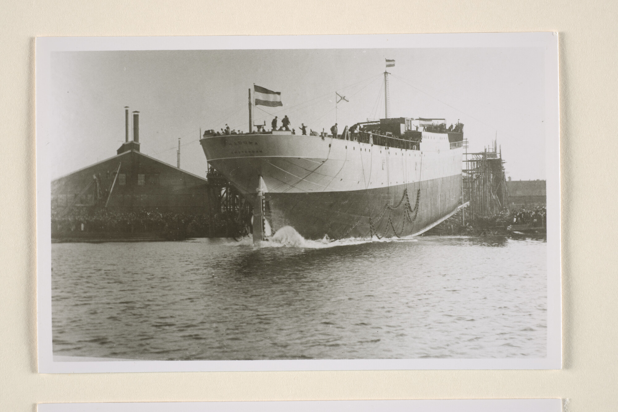 1995.1821; Reproductiefoto's van de tewaterlating van het vrachtschip ss. Madura van de SMN; fotoreportage