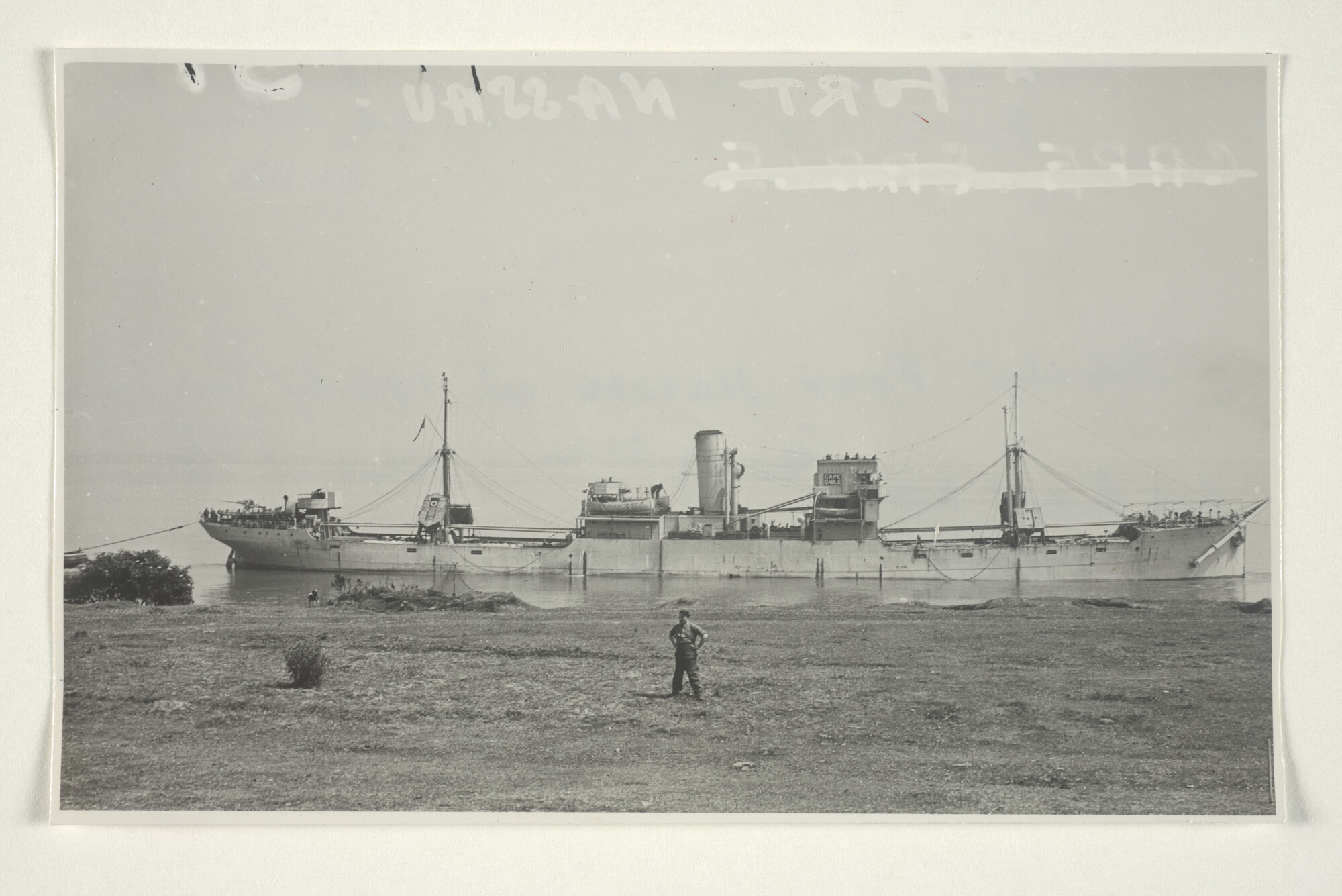 2000.3280; Het vrachtschip ms. 'Cape Sable' gebouwd in 1936 bij Lithgows Ltd., Port Glasgow voor de Lyle Shipping co. Ltd.  ligt voor de wal [...]; foto