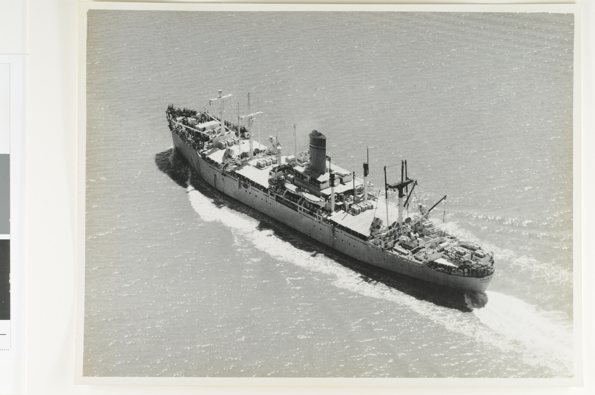 S.6688(03); Luchtfoto's van het troepentransportschip ss. Groote Beer (ex- Costa Rica Victory); fotoreportage