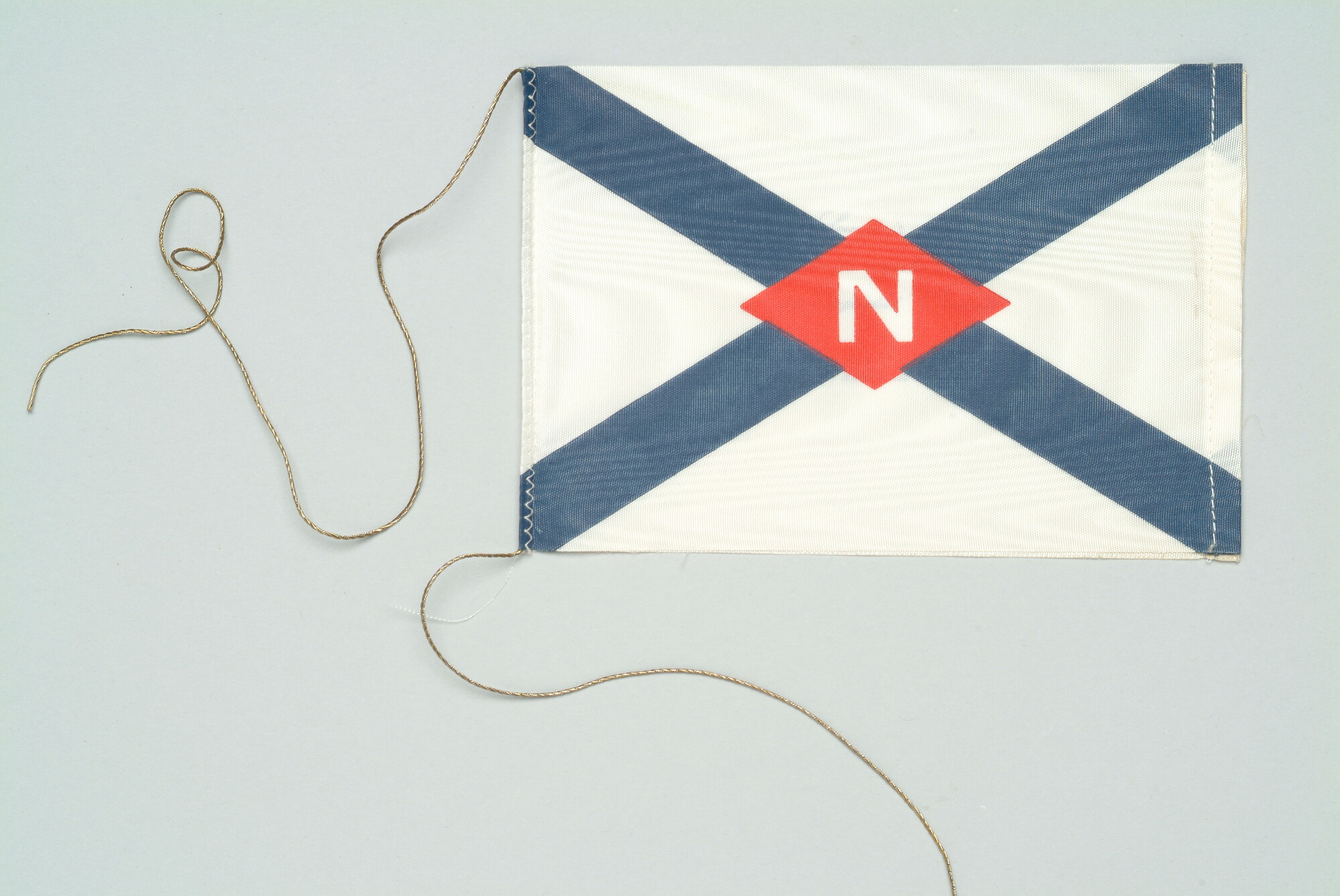 1994.4939; Tafelvlag van de Stoomvaart Maatschappij 'Nederland' gebruikt aan boord van ms. 'Oranje'; vlag