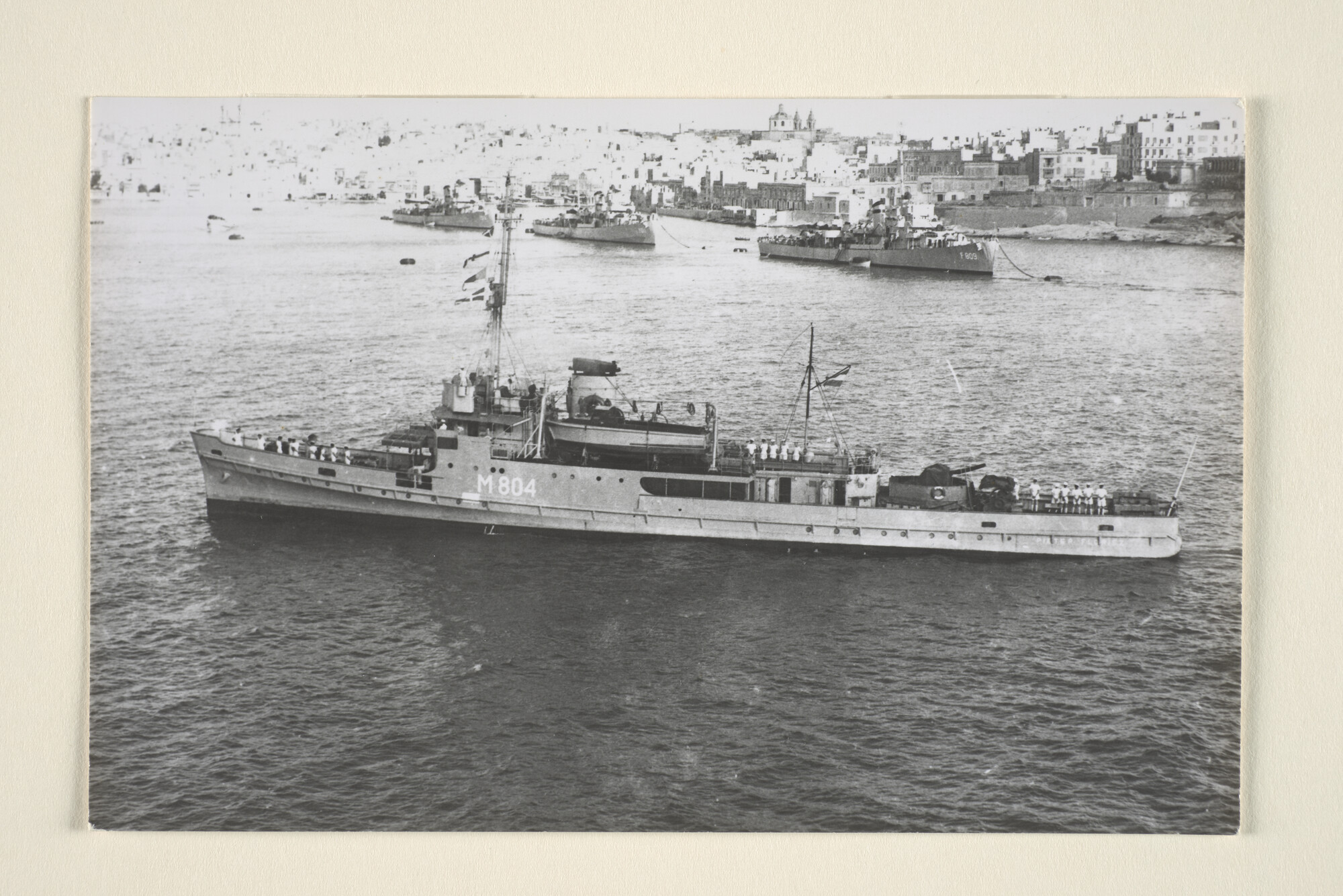 1996.3923; De mijnenveger Hr.Ms. 'Pieter Florisz' (M 804) gezien bij aankomst te La Valetta (Malta) tijdens een vlootbezoek; foto